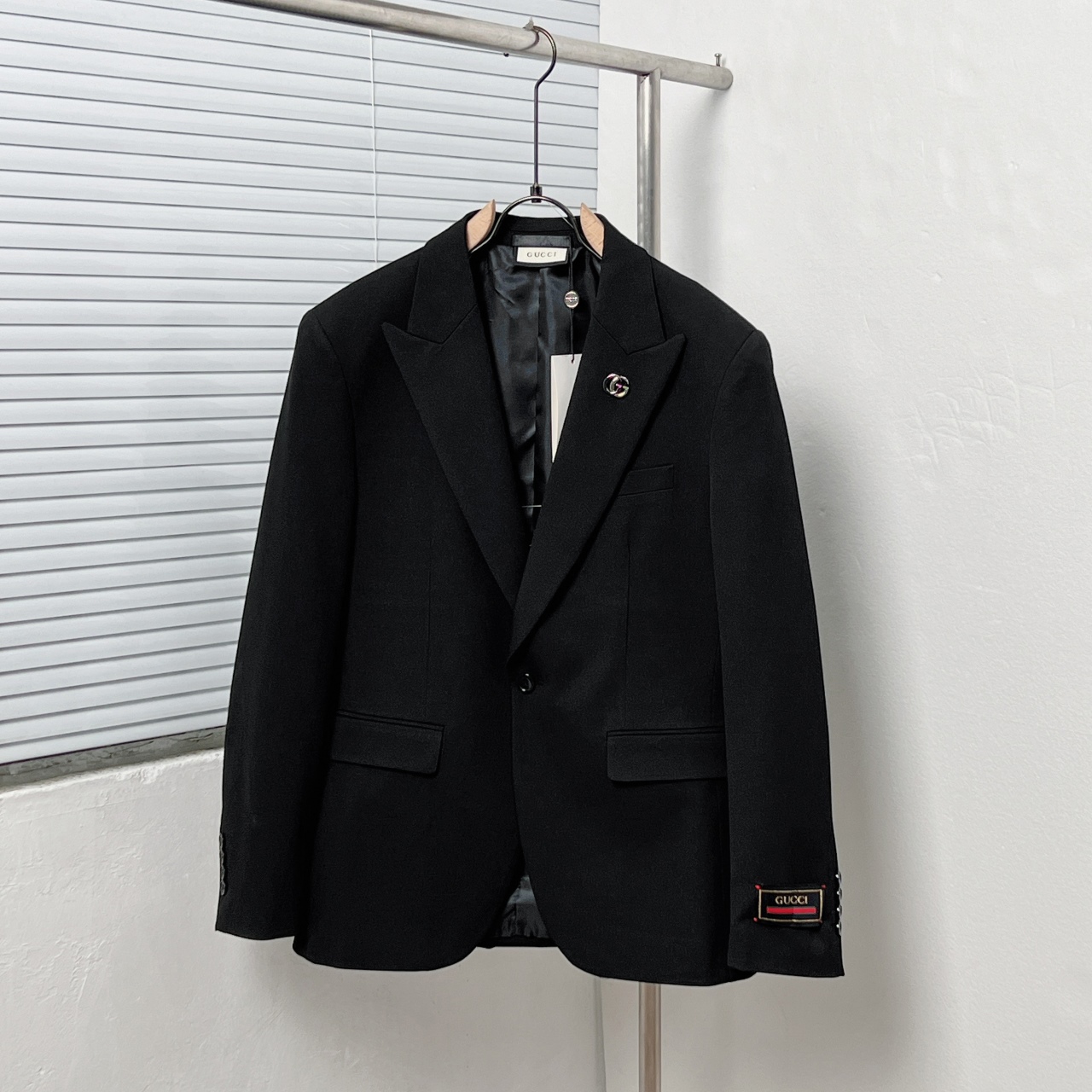 P280 GUCC*/Gucci traje con adornos de doble G y detalles en rojo y verde. Tallas: 48.50.52.54.56.58