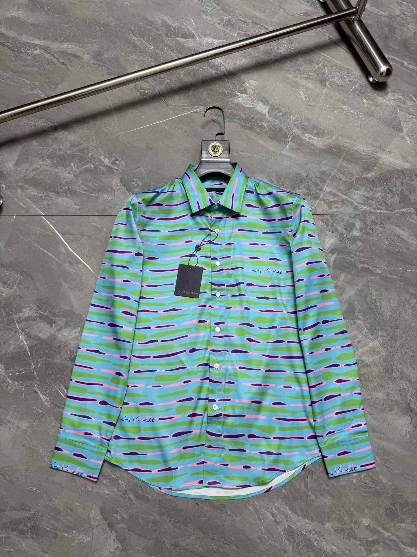 P138 Louis Vuitto*/Louis Vuitton* Camisa de estampado de camuflaje irregular en contraste de colores, tallas: 38.39.40.…