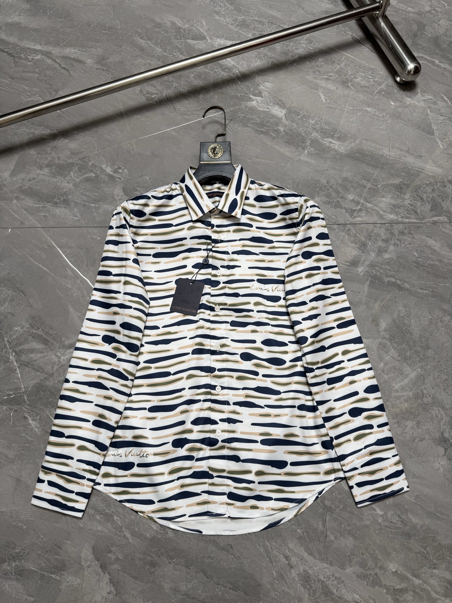 P138 Louis Vuitto*/Louis Vuitton* Camisa de estampado de camuflaje irregular en contraste de colores, tallas: 38.39.40.…
