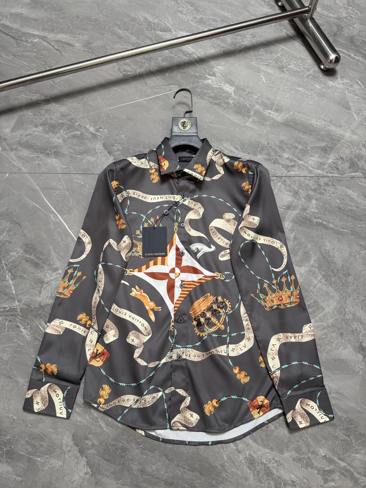 P138 Louis Vuitto*/Louis Vuitton* Camisa de estampado LV Emblen, tallas: 38.39.40.41.42
