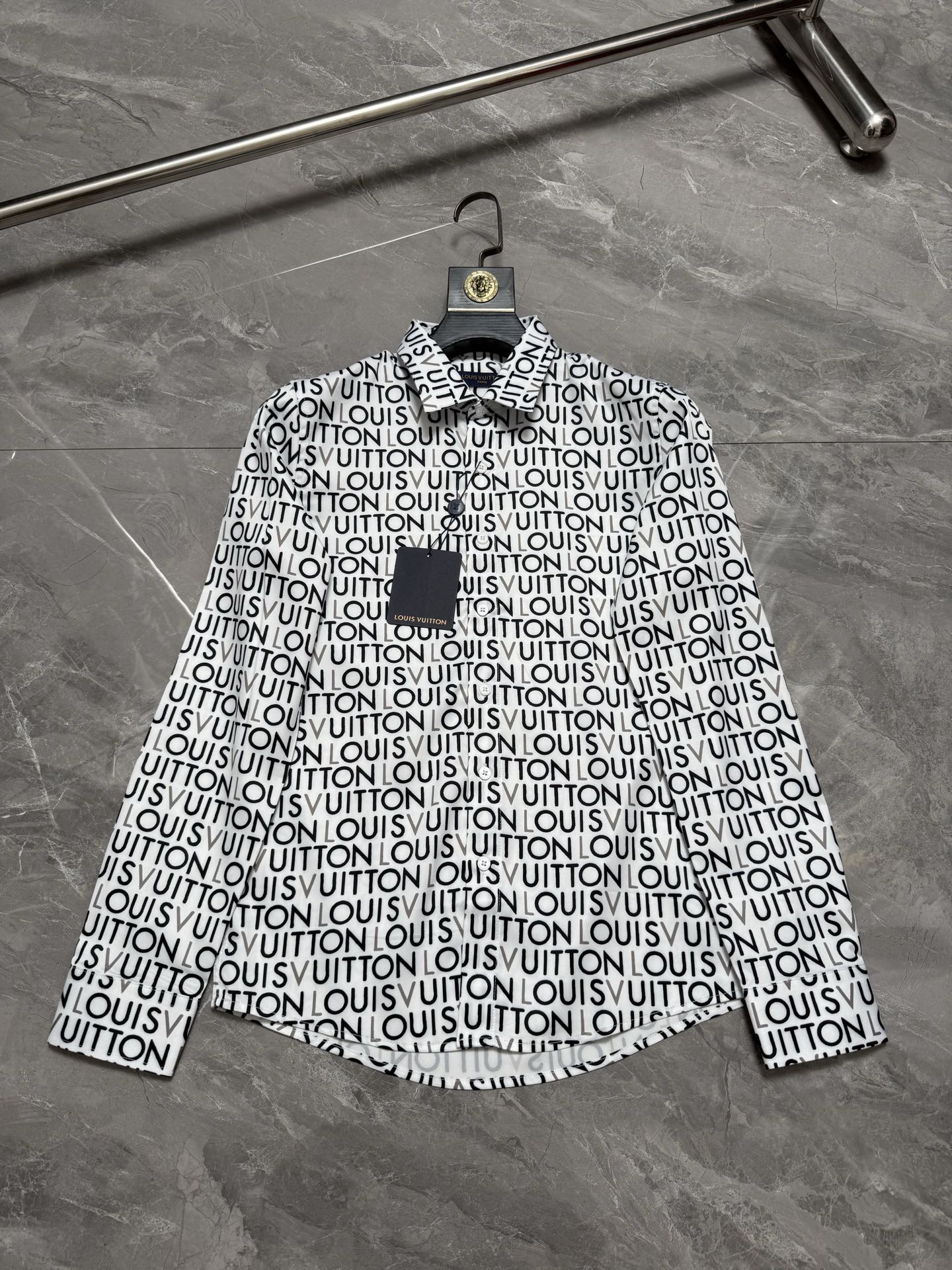 P138 Louis Vuitto*/Louis Vuitton* Camisa de estampado de letras y viñetas, tallas: 38.39.40.41.42