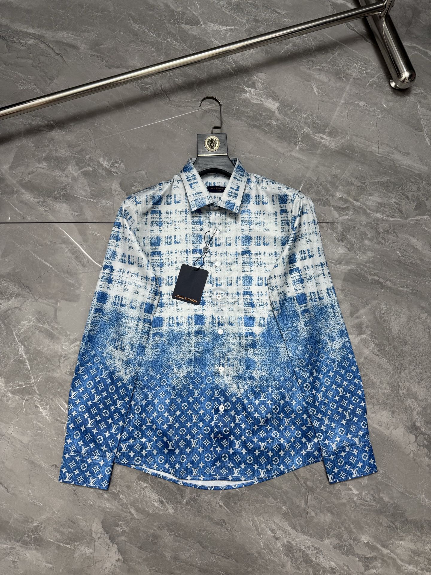 P138 Louis Vuitto*/Louis Vuitton* Camisa de estampado degradado en tonos azules. Tallas: 38.39.40.41.42