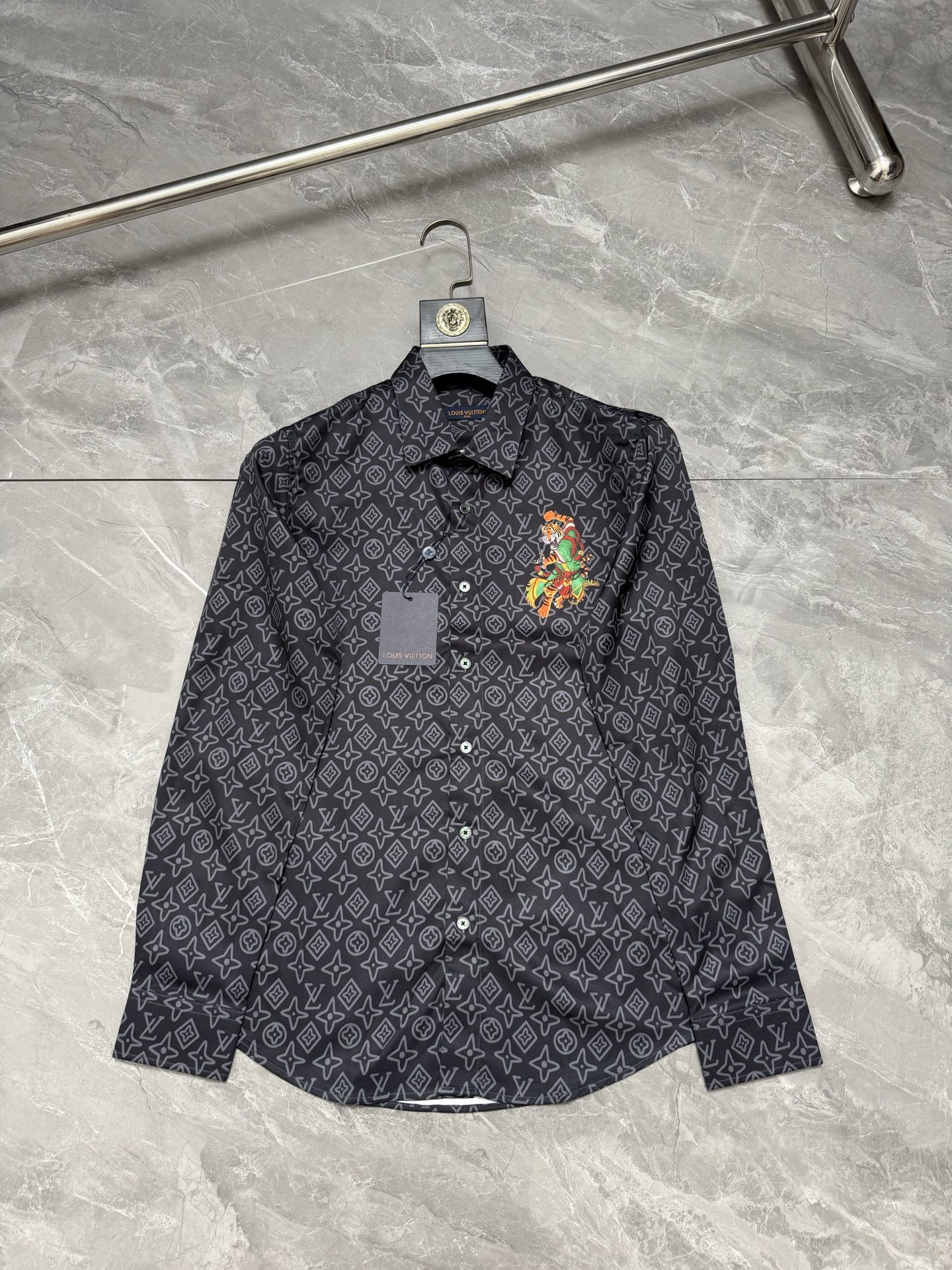 P138 Louis Vuitto*/Louis Vuitton* Camisa de estampado de edición limitada del Año del Tigre con monograma completo. Tal…