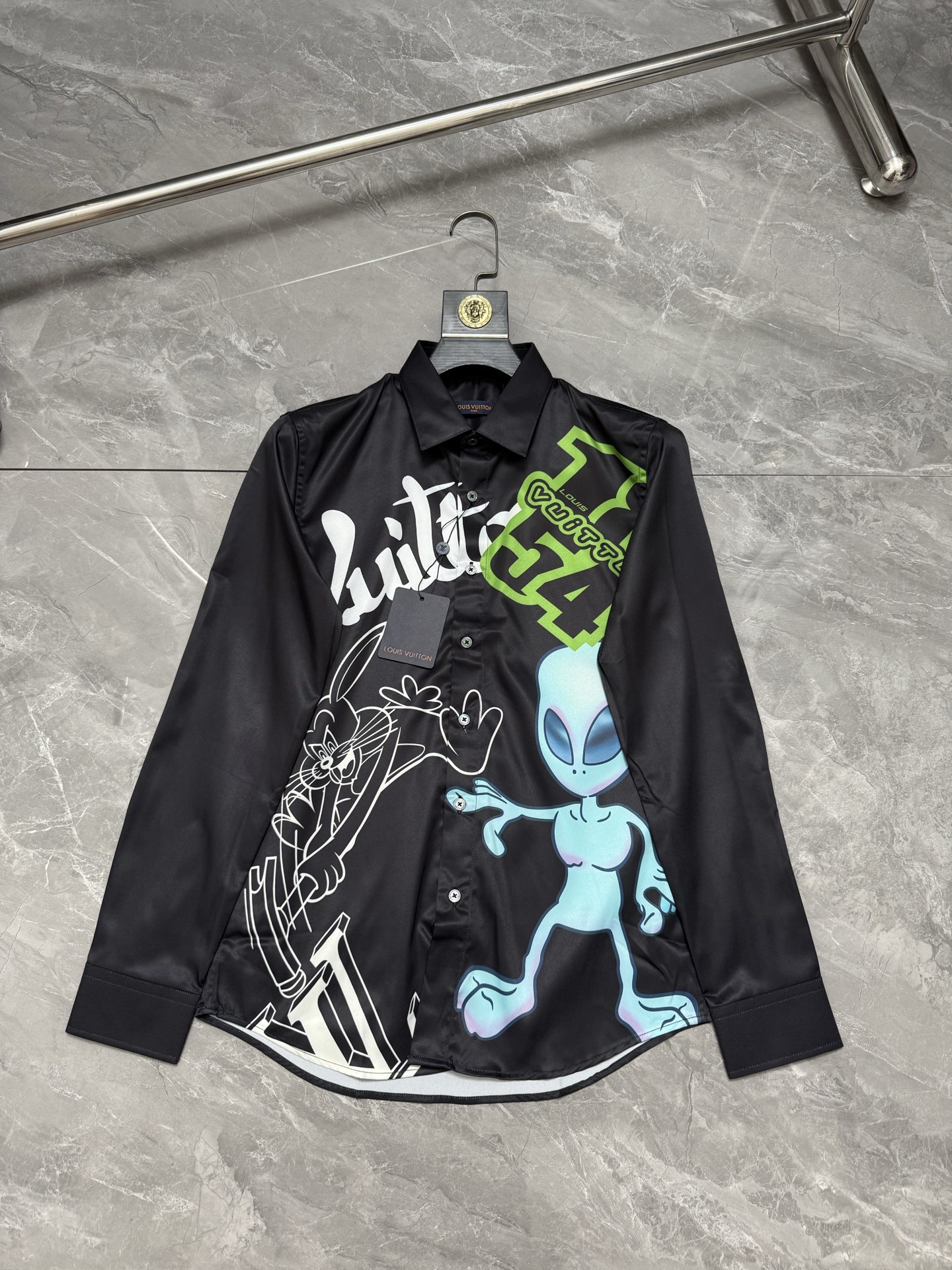 P138 Louis Vuitto*/Louis Vuitton* Camisa de estampado con tema alienígena 1854. Tallas: 38.39.40.41.42. Colores: negro,…