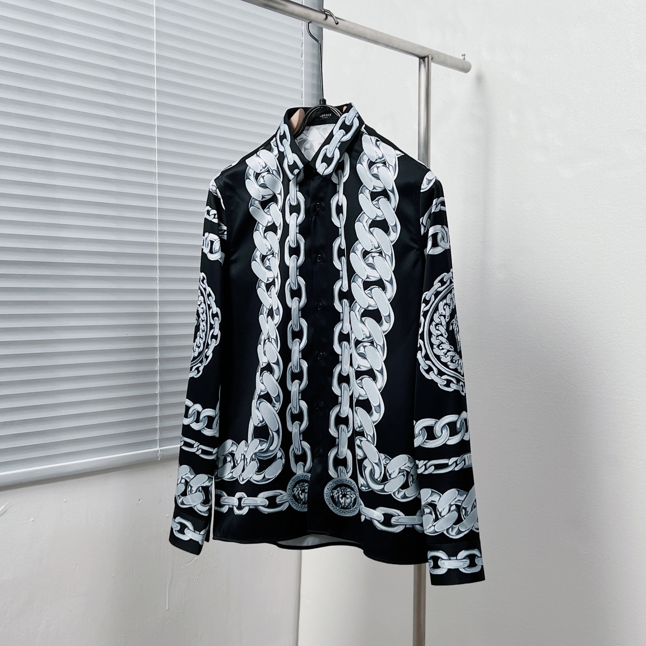 Camisa VERS*/Versace con estampado de cadenas Medusa Chains. Tallas: M-3XL