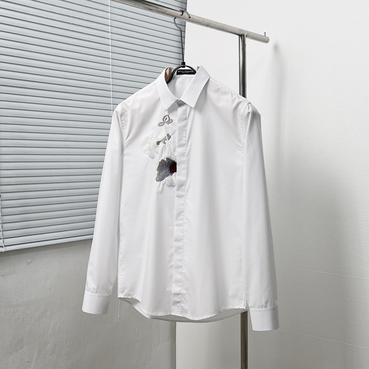 Dolce&Gabbana*/Dolce & Gabbana* camisa de bordado de loto de alta costura. Tallas: M-3XL. Colores: negro, blanco