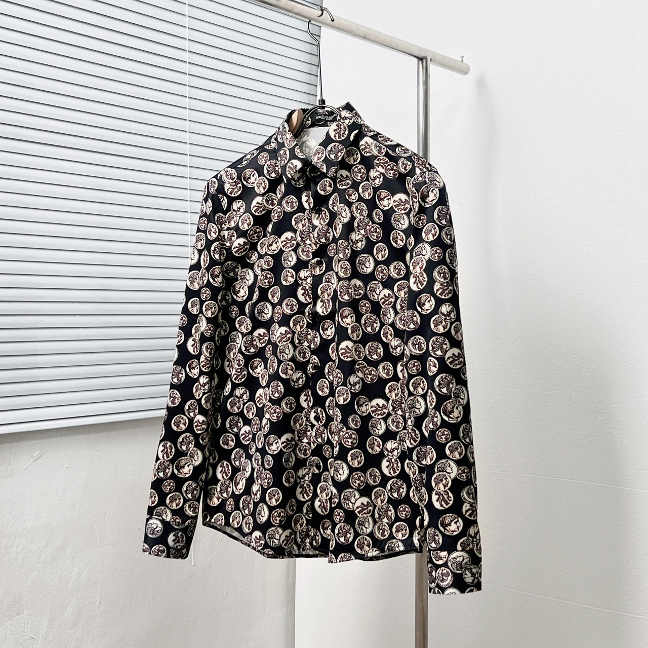 Dolce&Gabbana*/Dolce & Gabbana* camisa de estampado de monedas y retratos de personajes en toda la superficie. Tallas: …