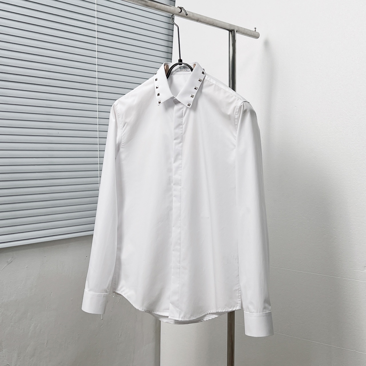 Valentin*/华伦天奴 领面重工铆钉衬衫 码数：M-3XL 颜色：黑 白