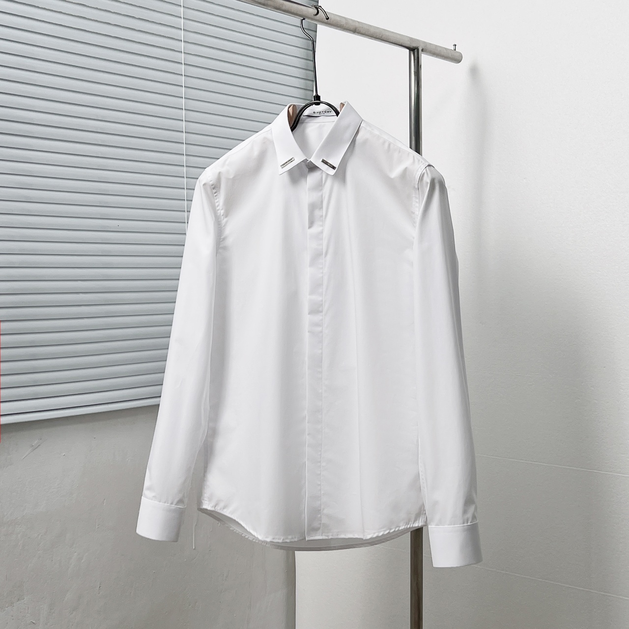 Camisa clásica con botones metálicos y cuello de Givench*/Givenchy Talla: M-4XL Color: Negro Blanco