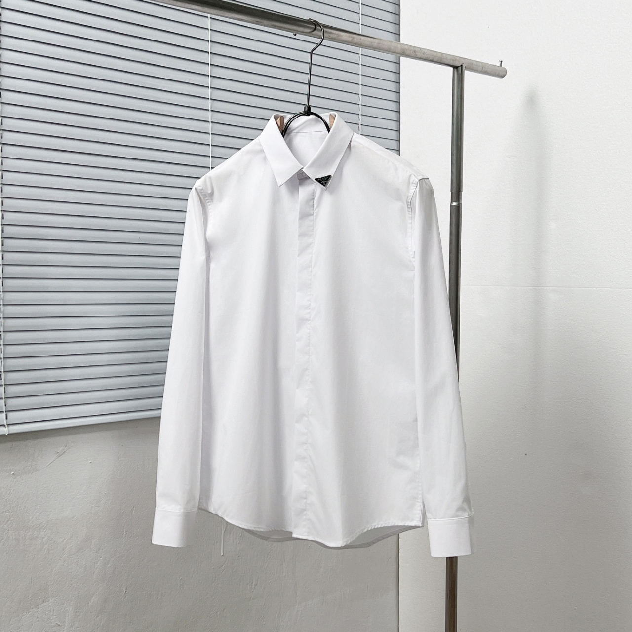 (Precio real para modelos de edición limitada) Camisa con logo de metal triangular con cuello PR, telas de alta gama co…