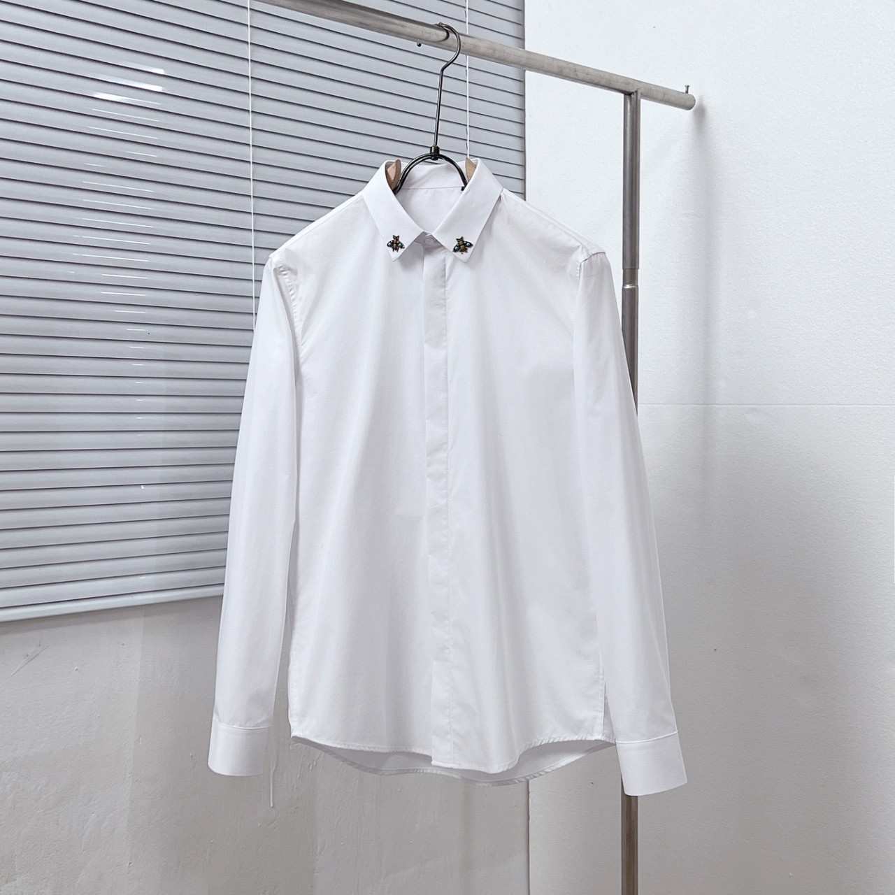 (Precio real para venta por volumen) GU Gucci camisa con cuello puntiagudo y logo vintage de abeja metálica, tela de al…
