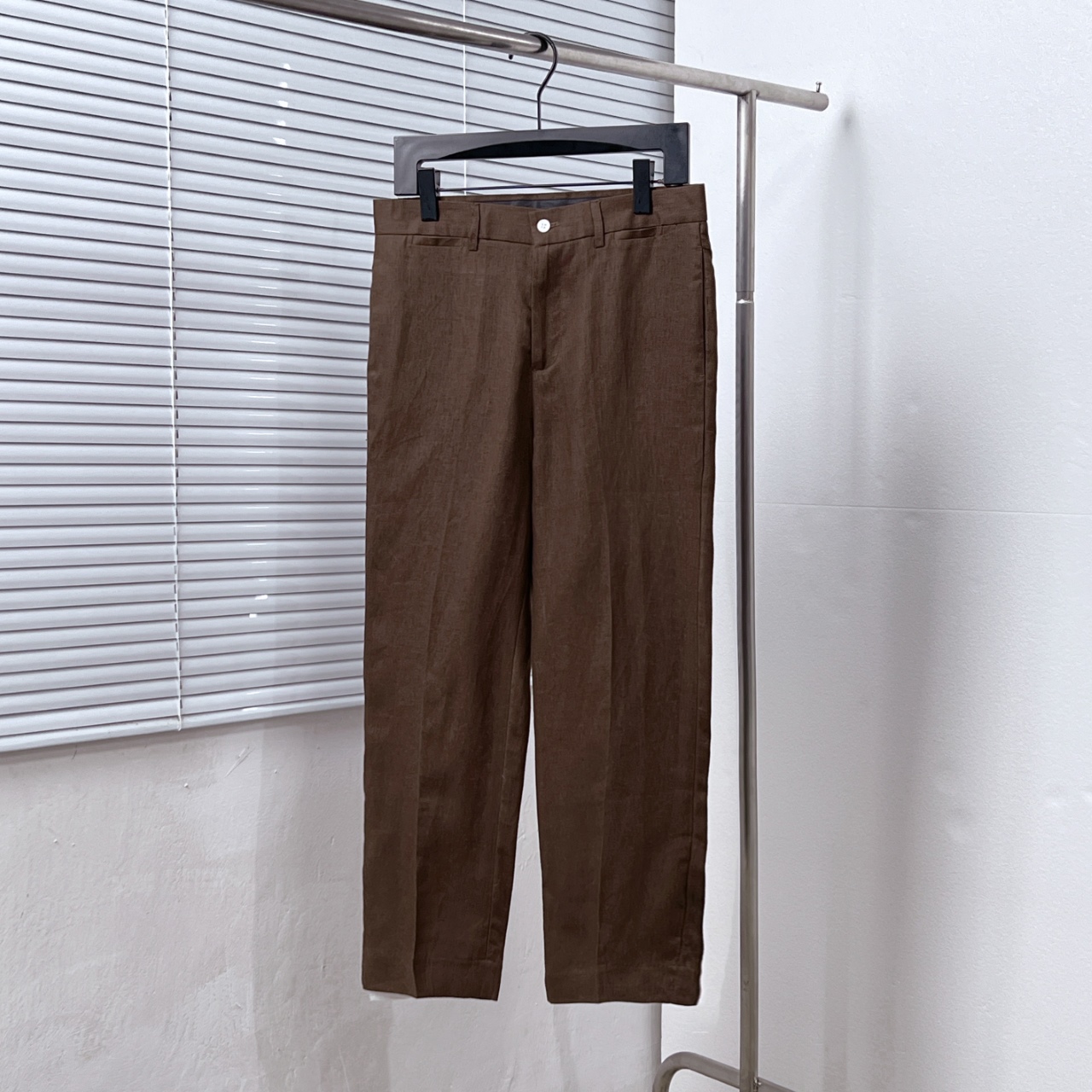 Dolce & Gabbana*/Dolce & Gabbana* pantalón de traje de lino con adornos de doble botonadura. Tallas: 30, 31, 32, 33, 34…