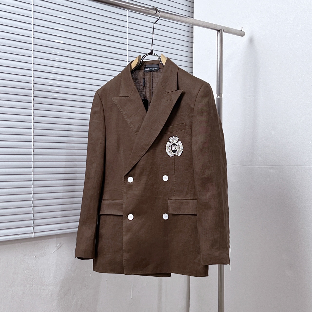 Dolce & Gabbana*/Dolce & Gabbana* traje de doble botonadura de lino con adornos. Tallas: 48, 50, 52, 54, 56, 58