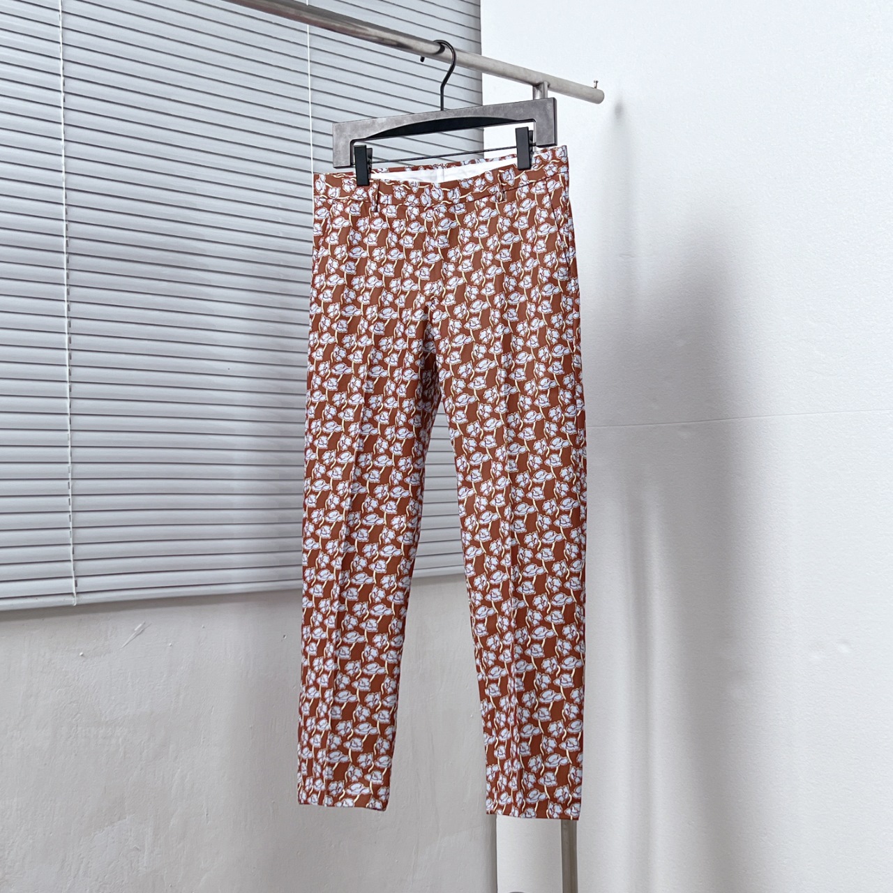 Pantalon Versace Imprimé Poppies, Coupe Classique, Confort et Style