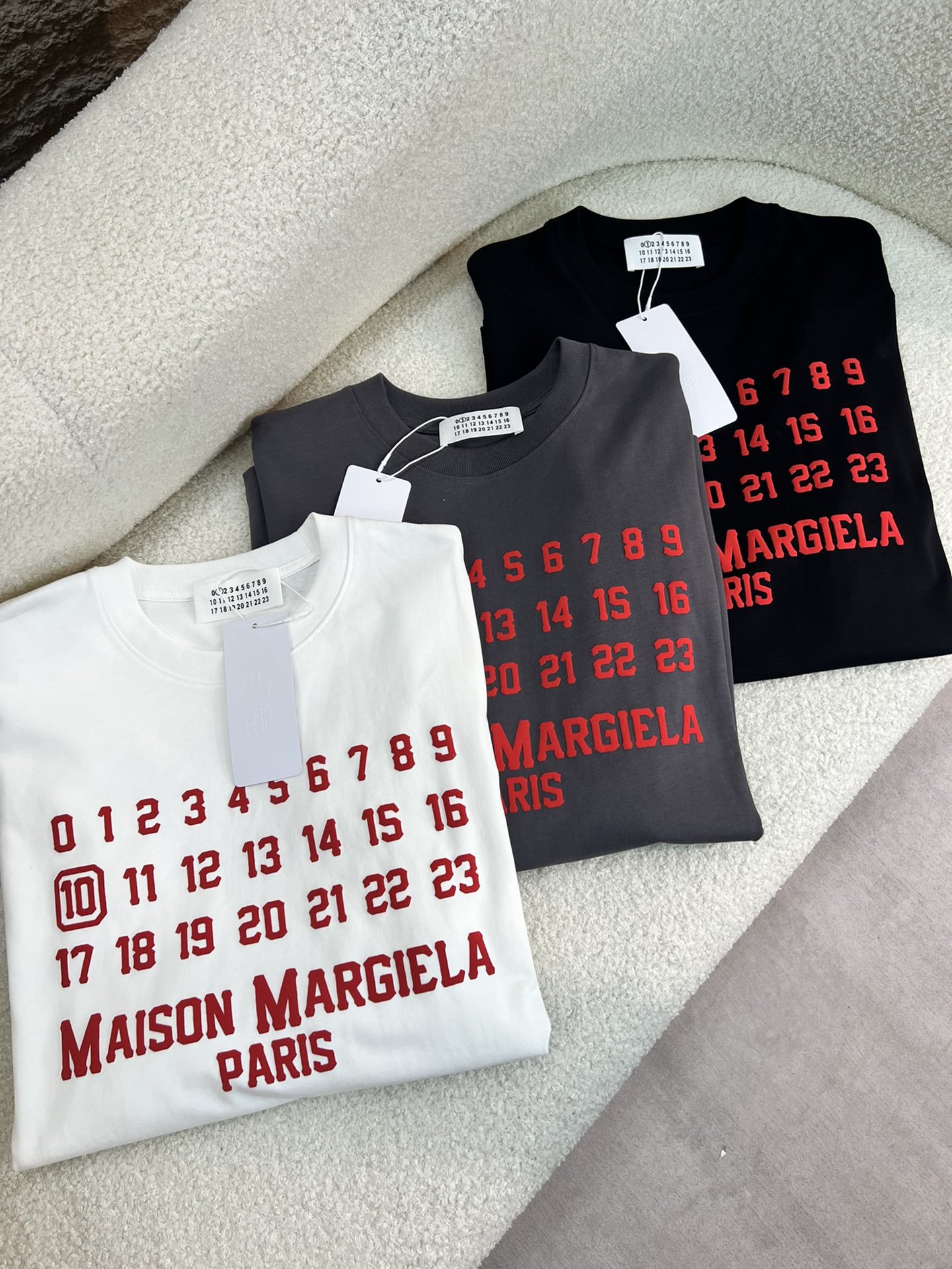 新款️！MasionMargiel*2024早春新款立体发泡工艺短袖T恤大师级的表现一直都打动着消费者的