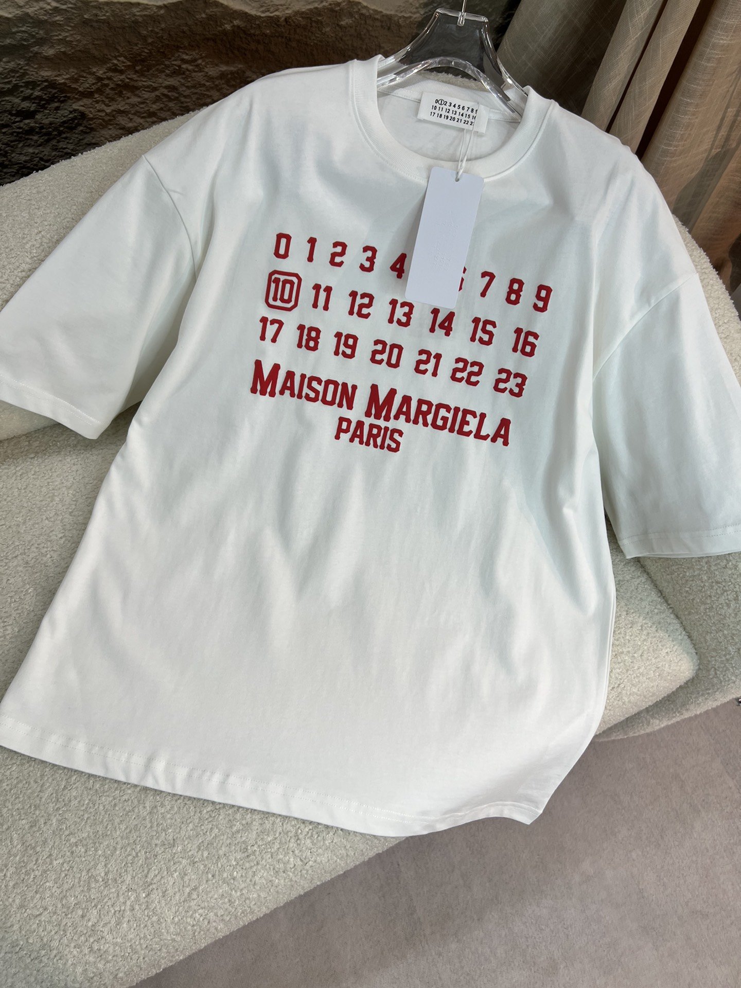 新款️！MasionMargiel*2024早春新款立体发泡工艺短袖T恤大师级的表现一直都打动着消费者的
