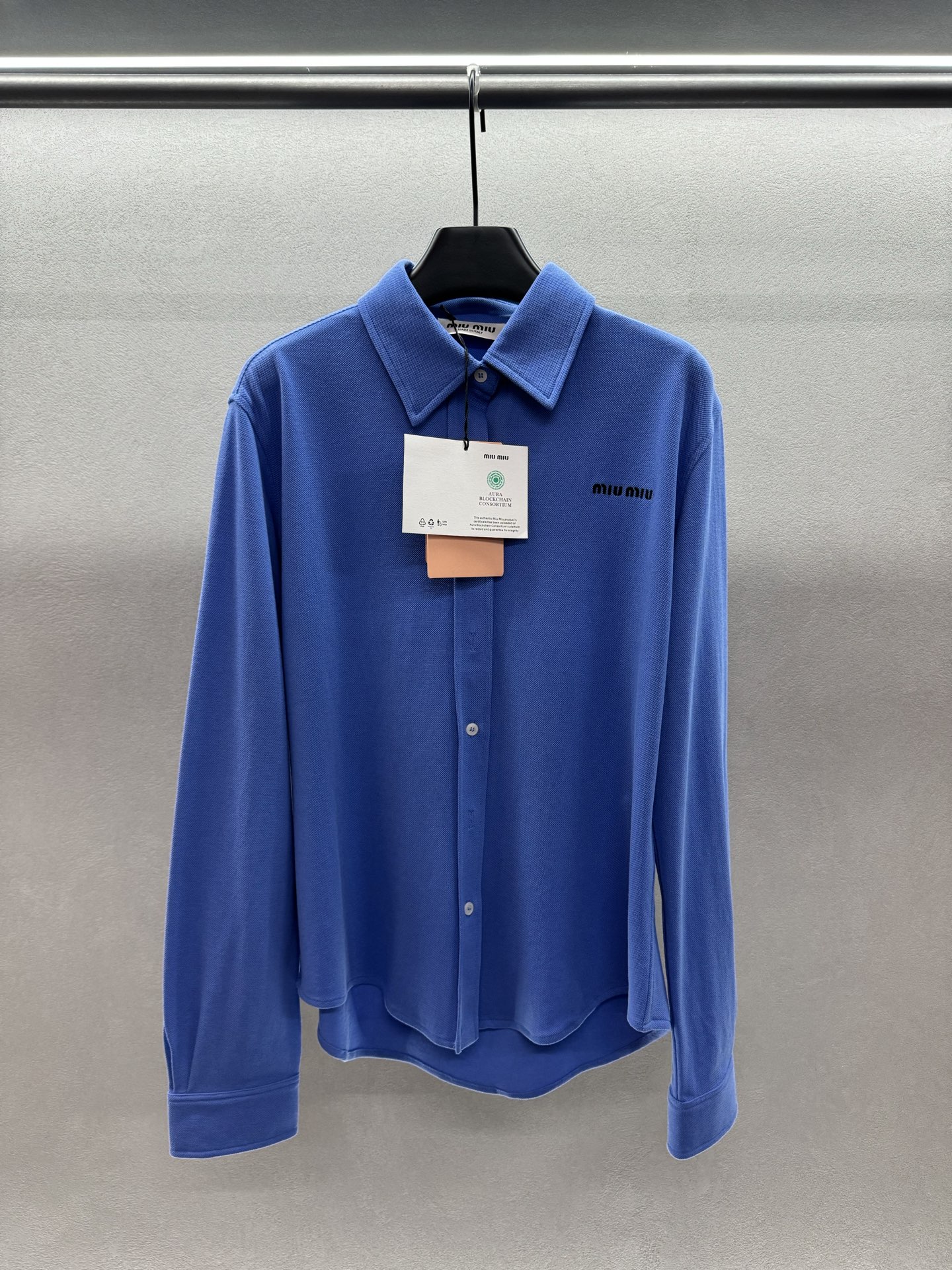 ￼ 。2025 SPring And Summer。
！MiuM*iu，Polo开衫！
经典Polo领，