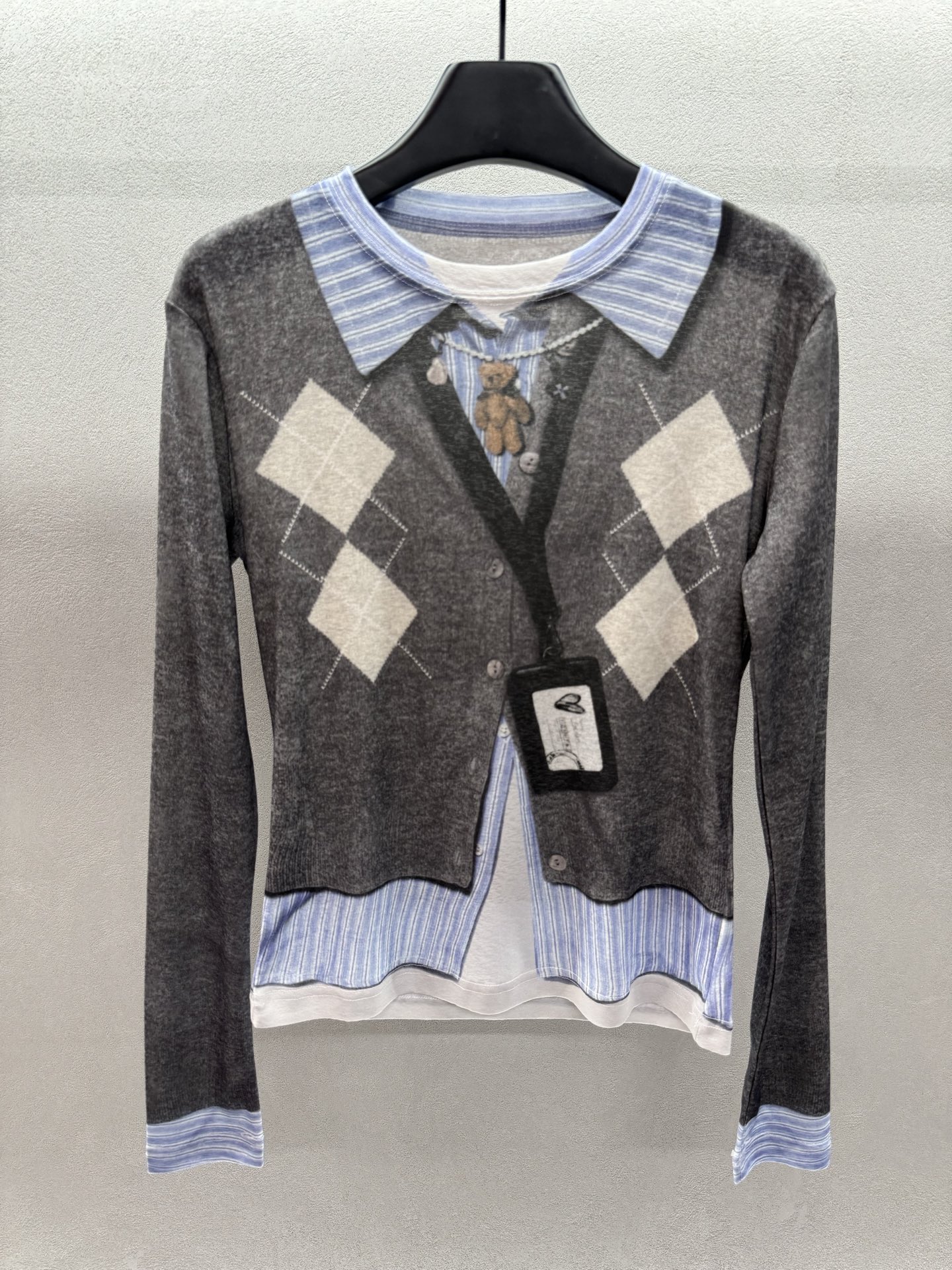 ￼ 。2025 SPring And Summer。！for*dare，趣味假两件印花工牌打底衫，很逼真