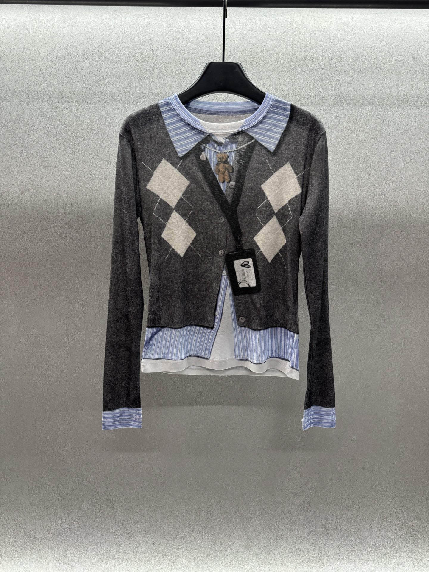 ￼ 。2025 SPring And Summer。！for*dare，趣味假两件印花工牌打底衫，很逼真