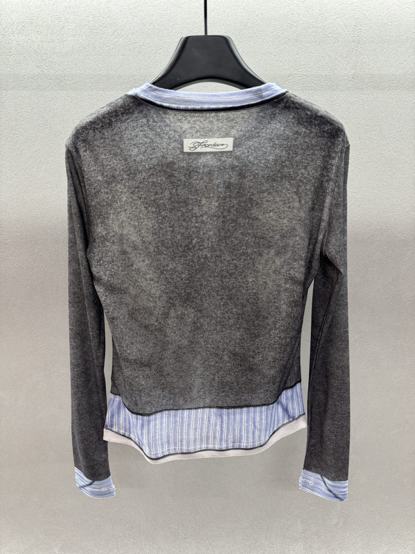 ￼ 。2025 SPring And Summer。！for*dare，趣味假两件印花工牌打底衫，很逼真