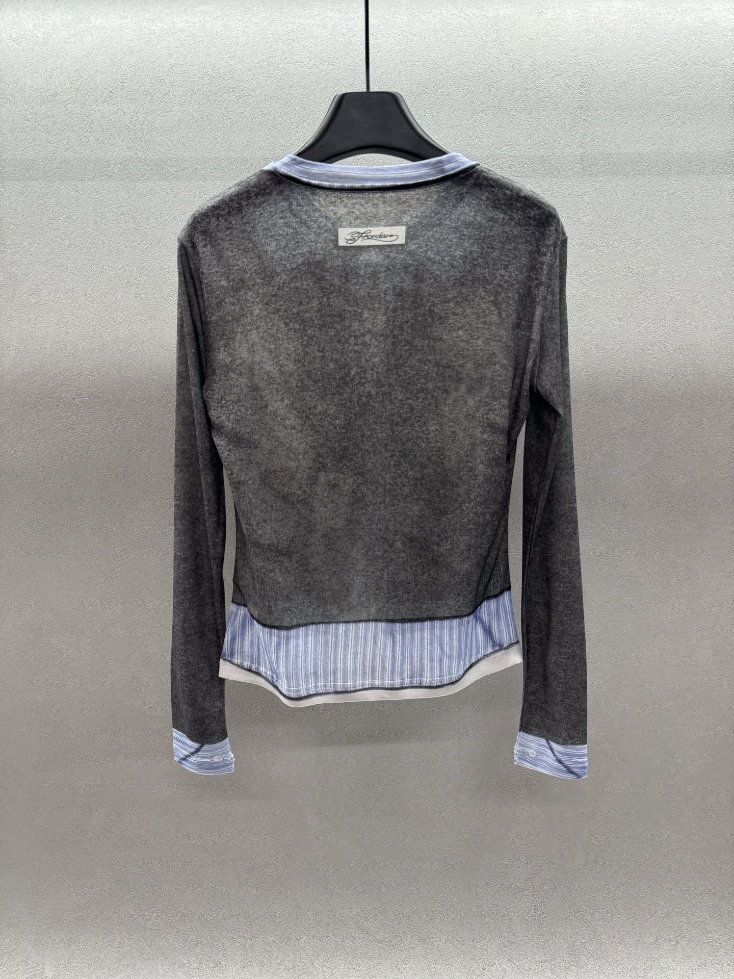 ￼ 。2025 SPring And Summer。！for*dare，趣味假两件印花工牌打底衫，很逼真