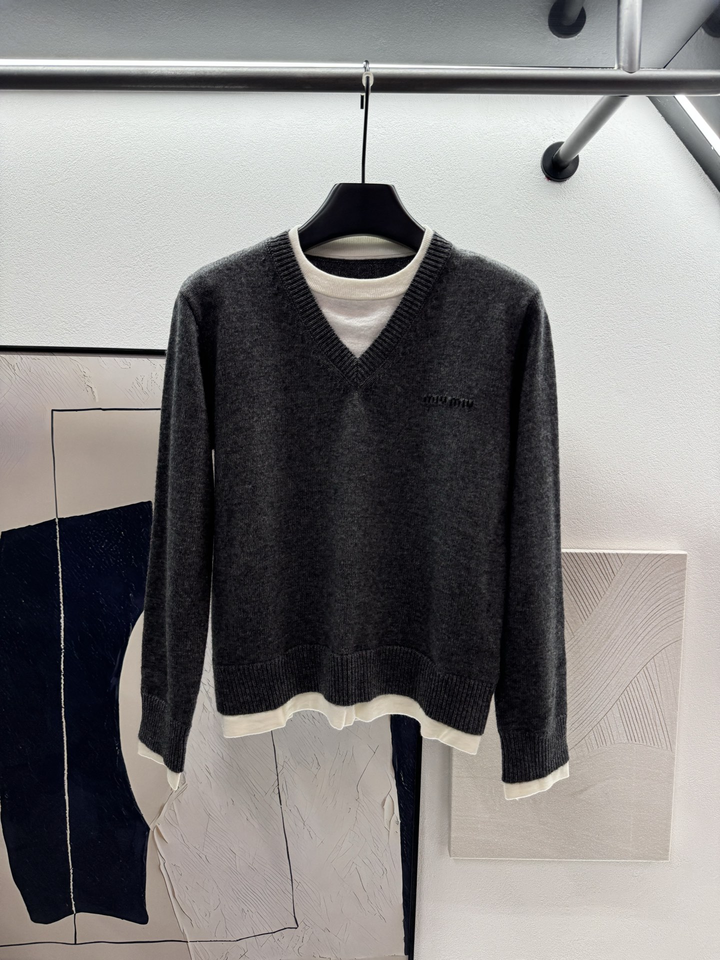 ￼ ￼ ❄️2025 Autumn and Winter❄️
！MiuMi*，长款假两件针织上衣，
💯羊