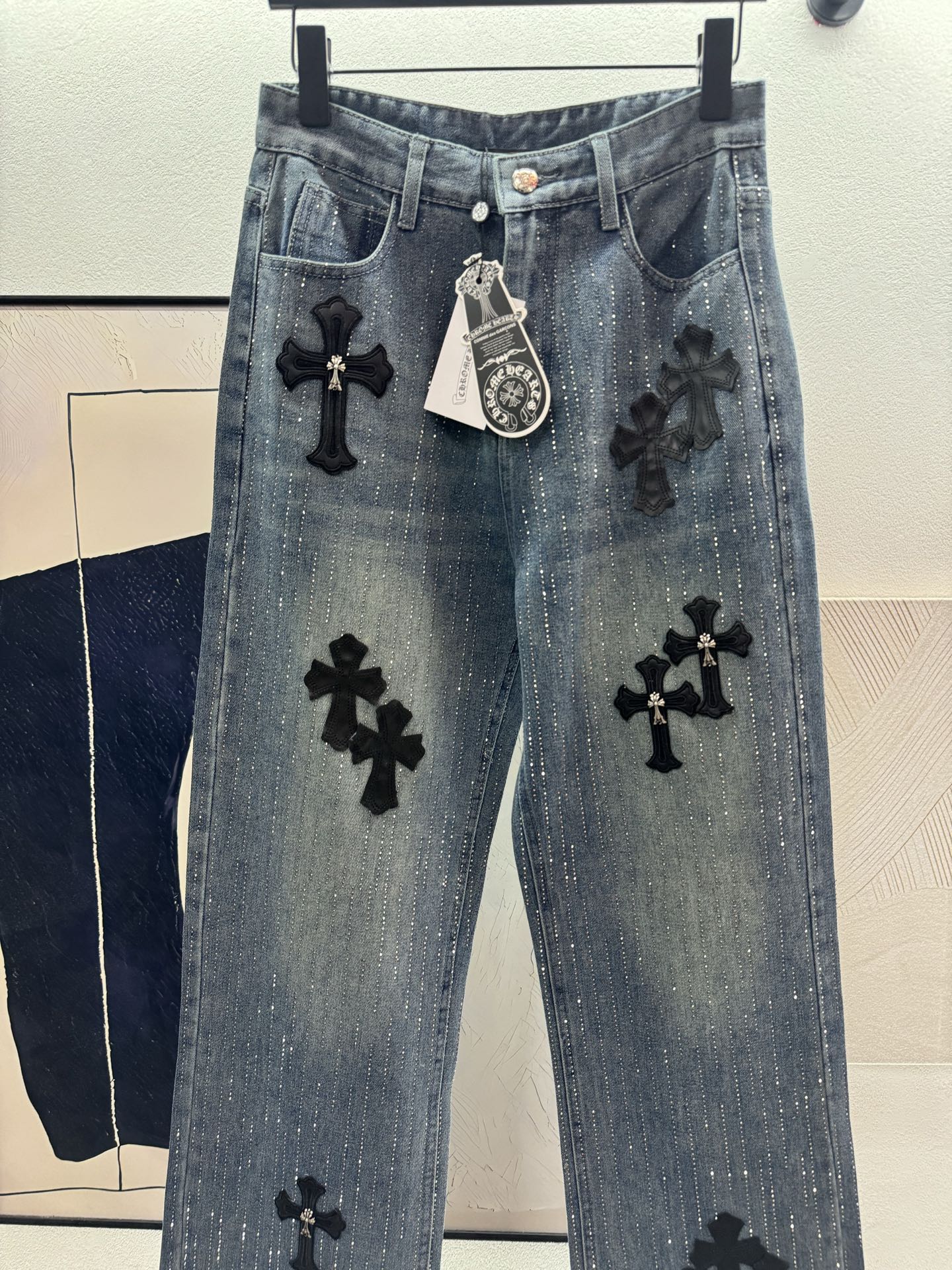 ￼ ❄️2025 Autumn and❄️
！克罗心皮牌logo+烫钻牛仔长裤，
💯纯棉牛仔面料，重工烫