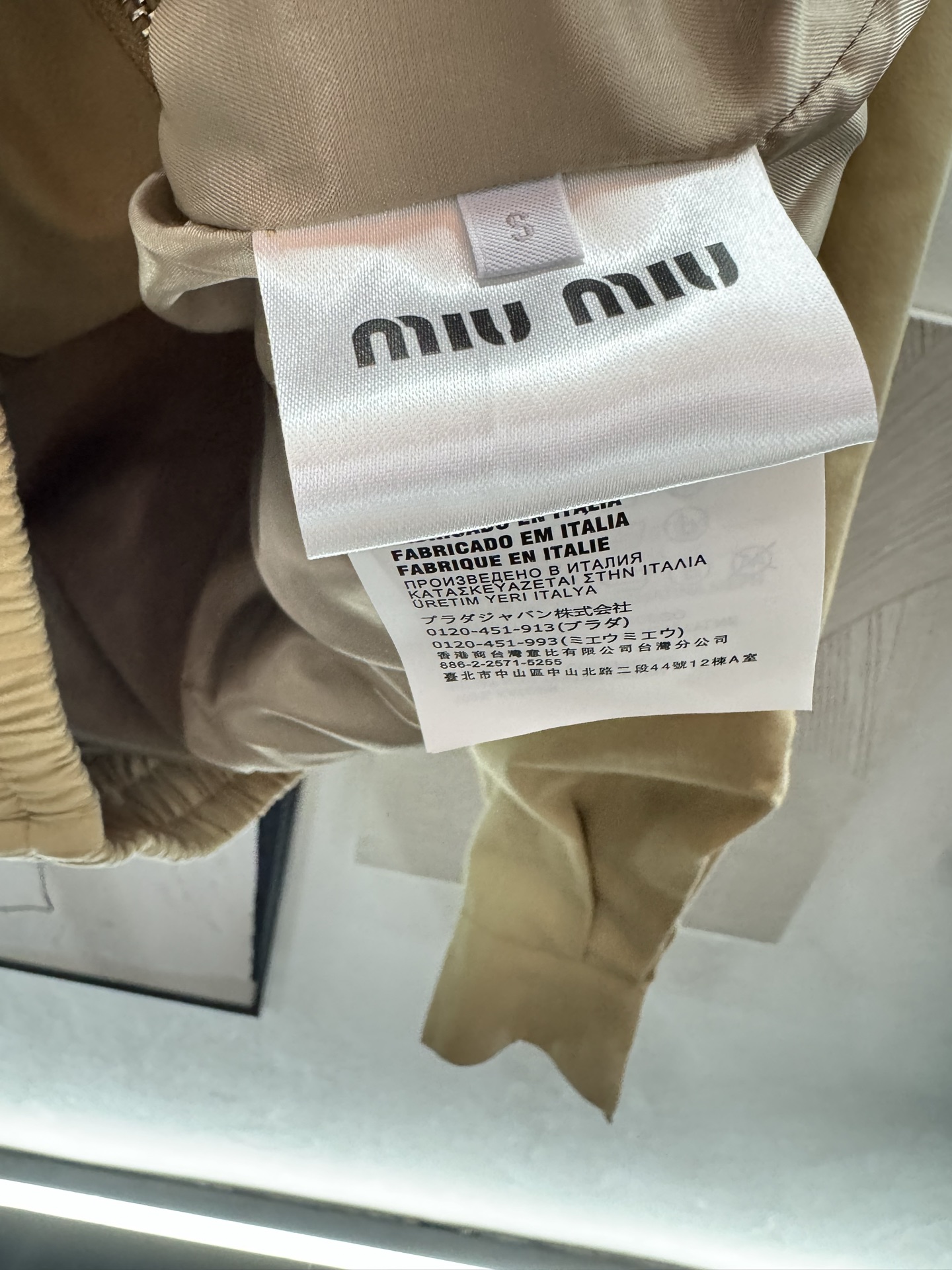 ￼ ❄️2025 Autumn and Winter❄️
！MiuMi*卡其色夹克外套，
进口斜纹面料，