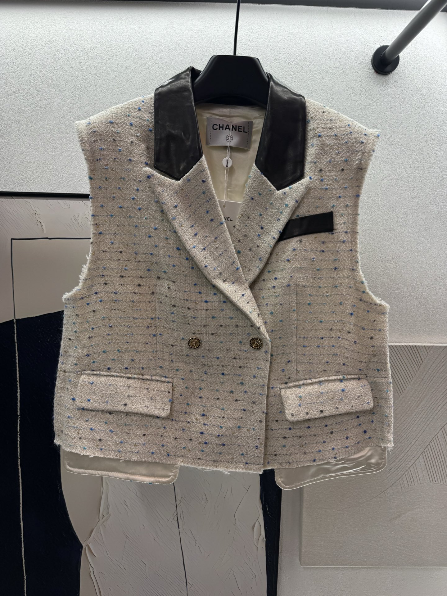 ￼ ❄️2025 Autumn and Winter❄️
！山茶花拼羊皮领马甲，
定制山茶花纽扣，拼接羊