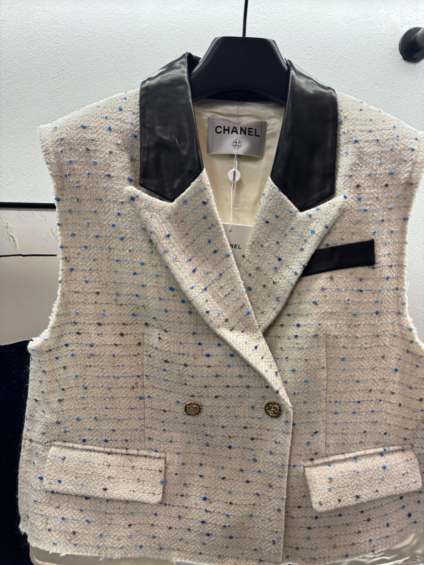 ￼ ❄️2025 Autumn and Winter❄️
！山茶花拼羊皮领马甲，
定制山茶花纽扣，拼接羊