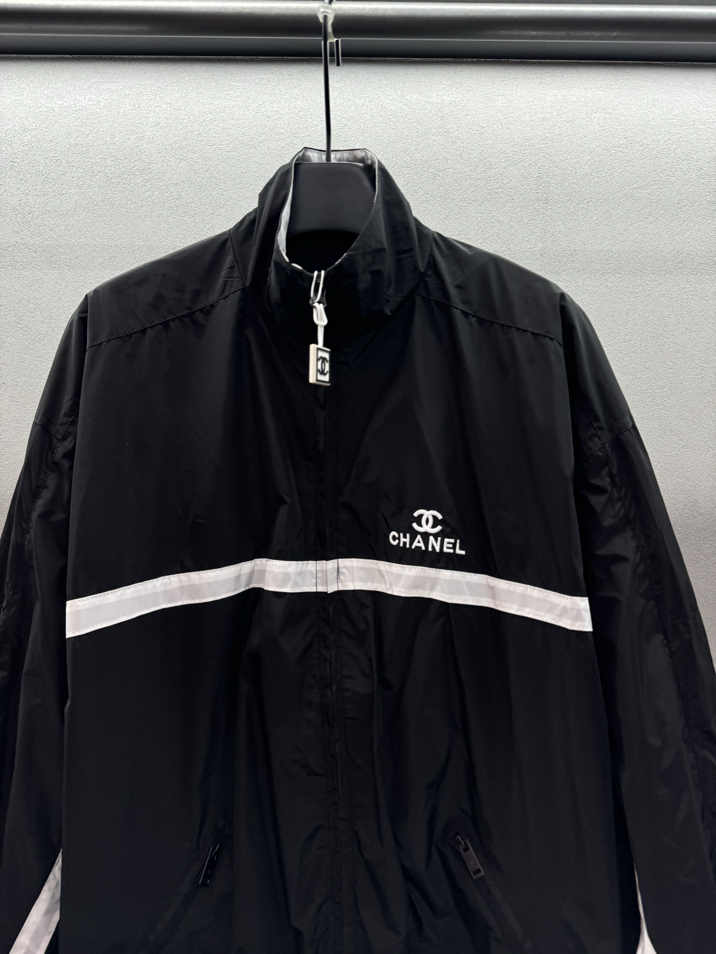 ￼ ❄️2025 Autumn and Winter❄️
！小香CC中古，撞色冲锋衣外套，
落肩版型宽松