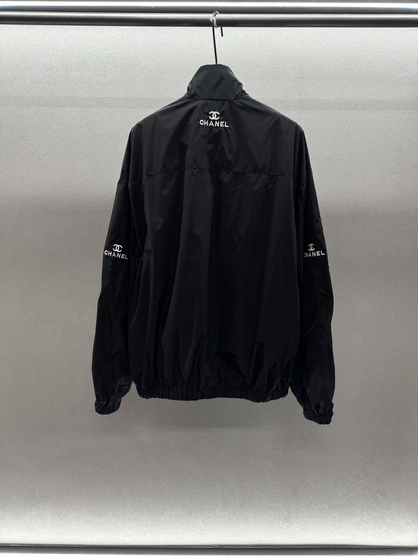 ￼ ❄️2025 Autumn and Winter❄️
！小香CC中古，撞色冲锋衣外套，
落肩版型宽松