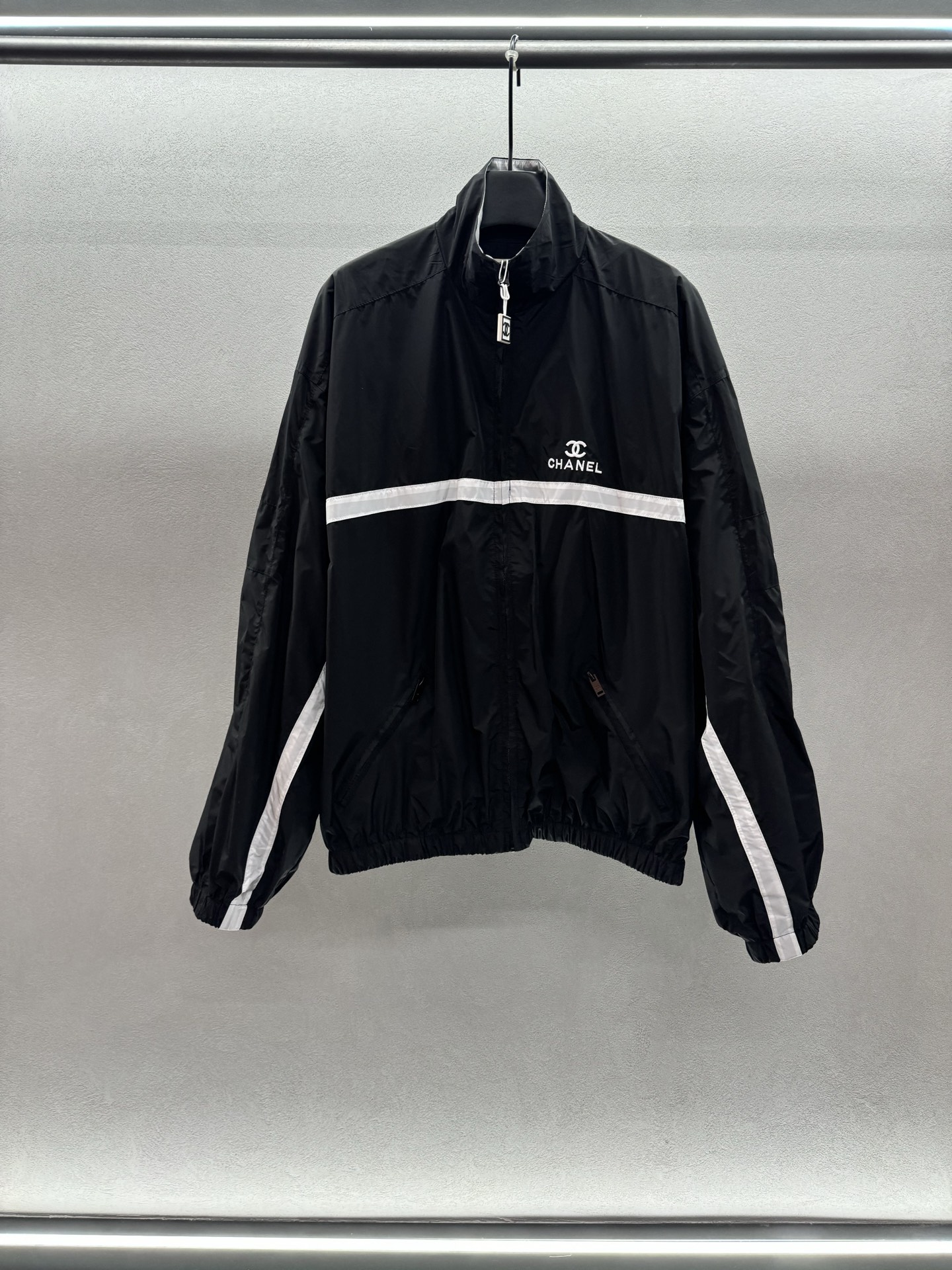 ￼ ❄️2025 Autumn and Winter❄️
！小香CC中古，撞色冲锋衣外套，
落肩版型宽松