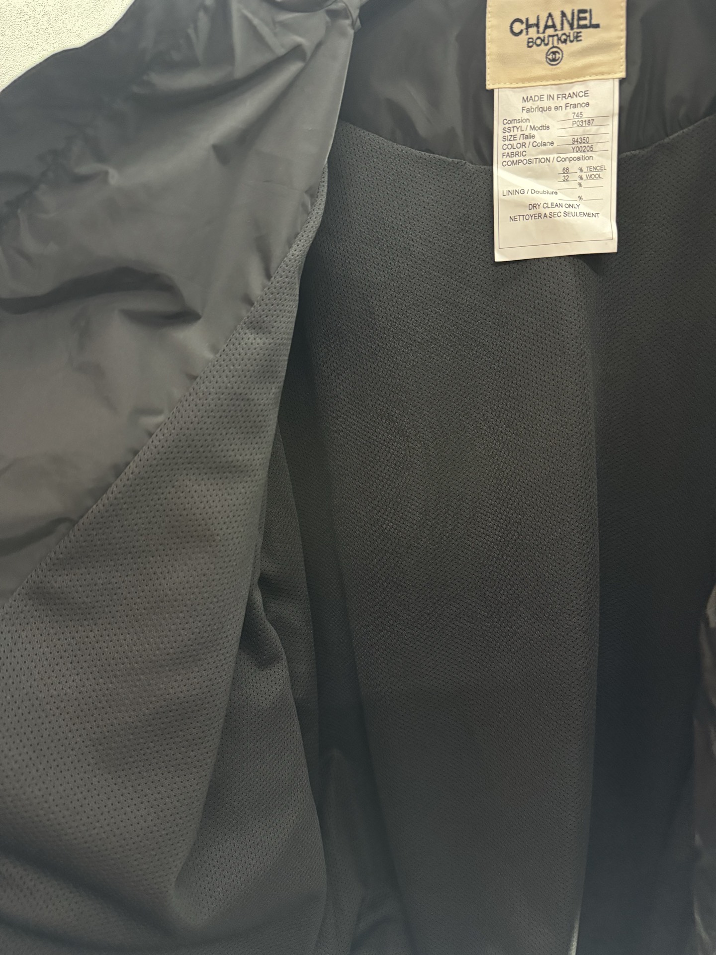 ￼ ❄️2025 Autumn and Winter❄️
！小香CC中古，撞色冲锋衣外套，
落肩版型宽松