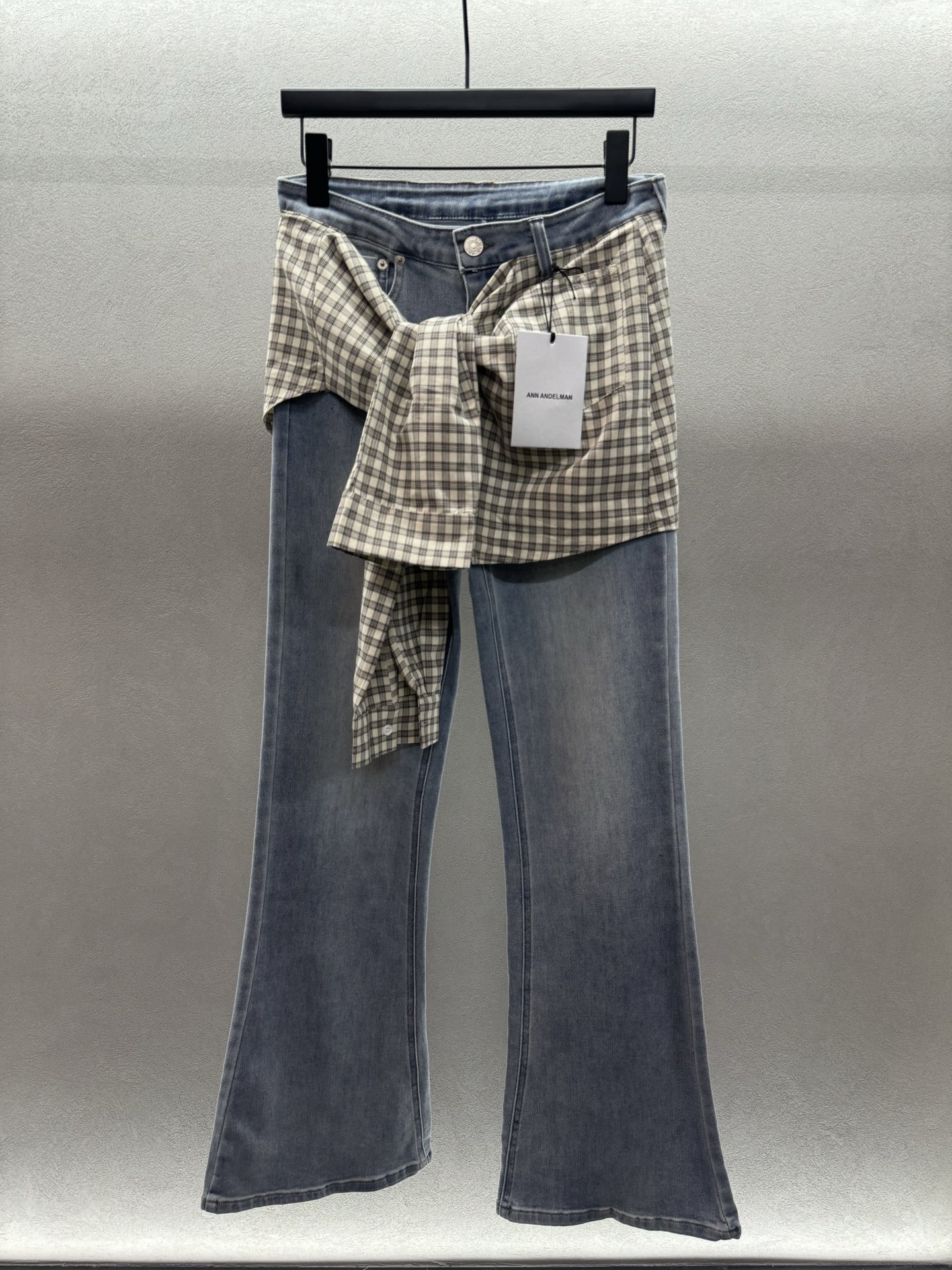 ￼ ❄️2025 Autumn and Winter❄️
！Ann衬衫腰带微喇牛仔裤，
腰带部分格子衬衫