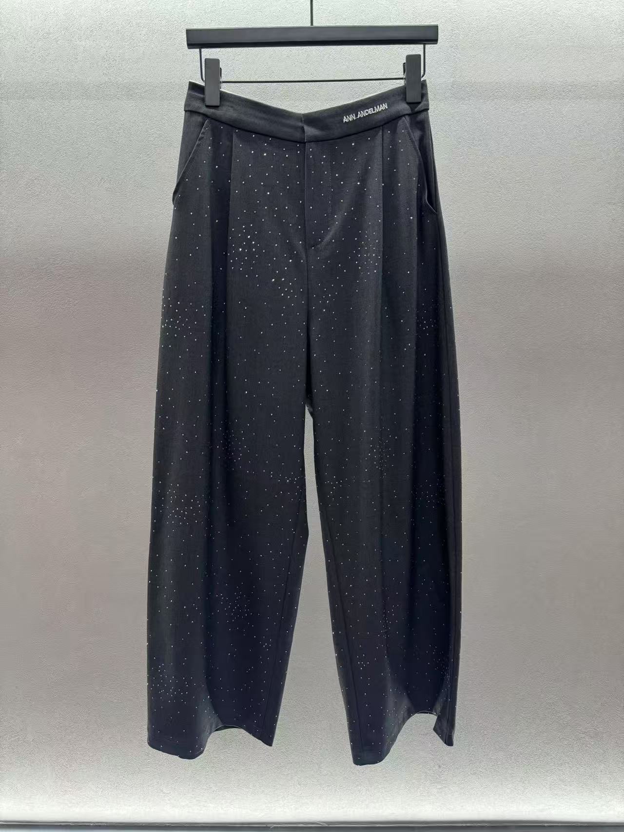 ￼ ❄️2025 Autumn and Winter❄️
！Ann烫钻西裤，
面料质地厚重，垂坠感十足，