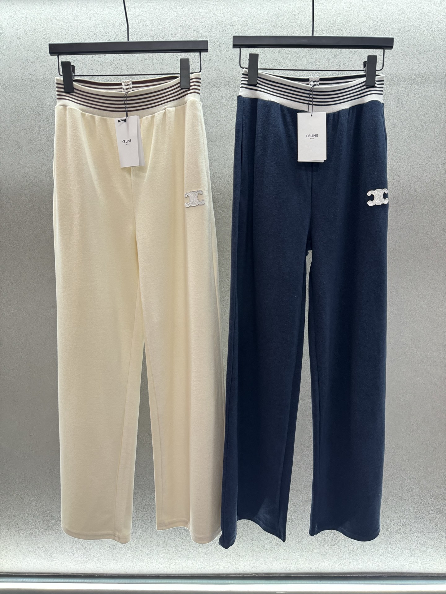 ￼ ❄️2025 Autumn and Winter❄️
！CE织带腰头阔腿休闲裤，
松弛感满满，上身大