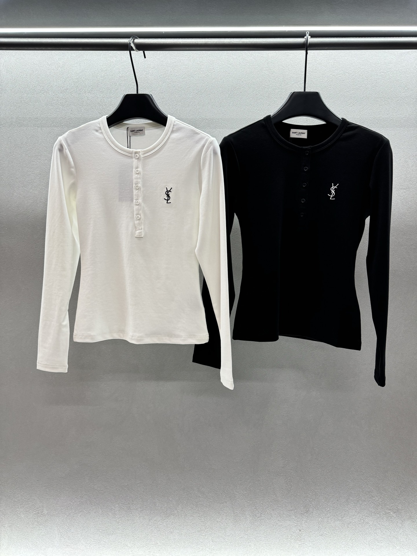 ￼ ❄️2025 Autumn and Winter❄️
！YS*L，纽扣打底，
面料轻薄透气，夏天也可