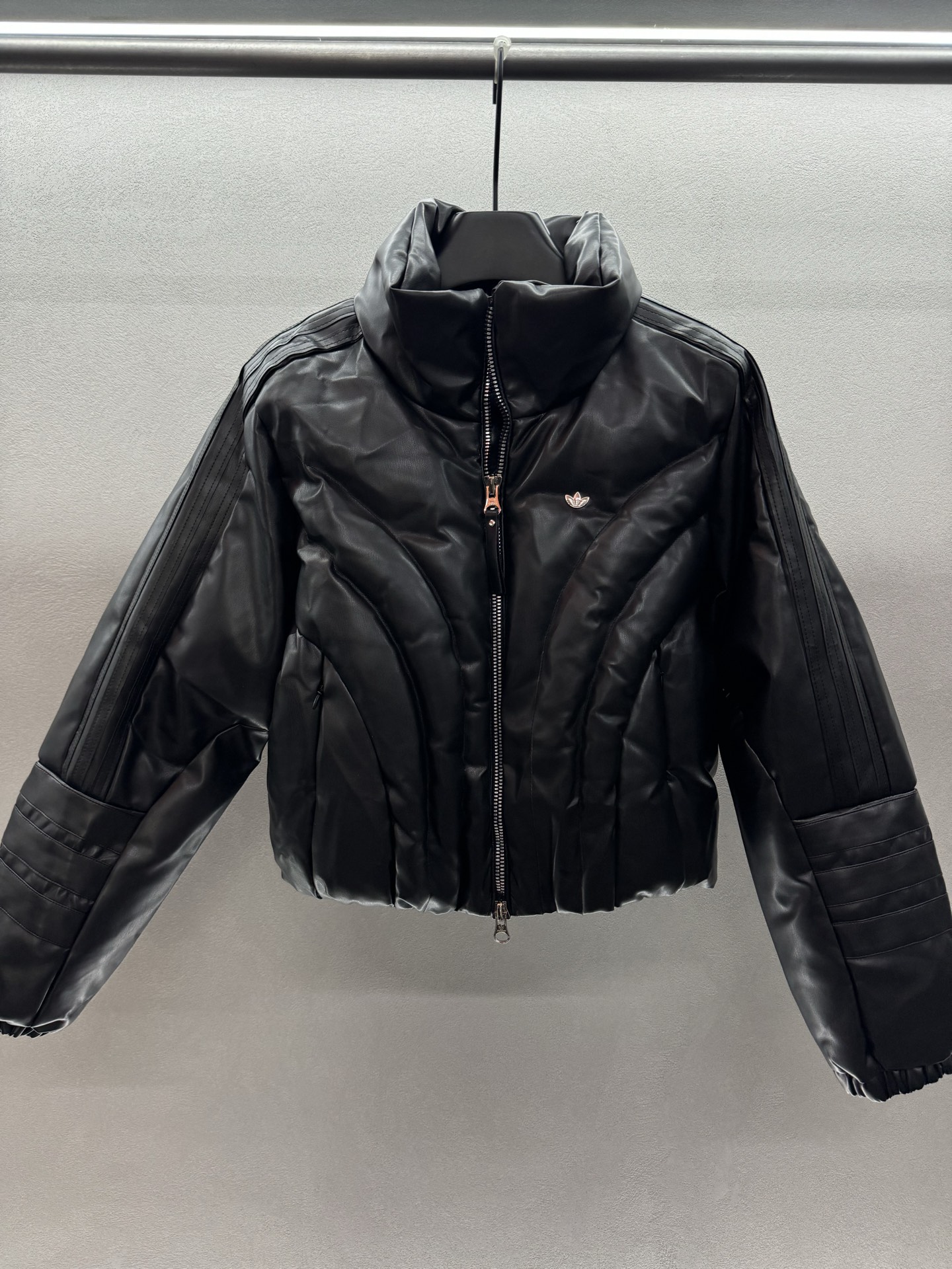 ￼ ❄️2025 Autumn and Winter❄️
！三叶草短款面包服，
定制蛋白皮面料，上身柔软