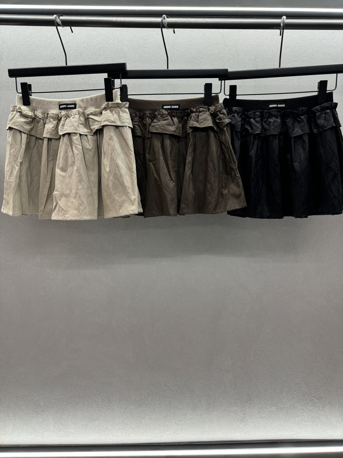 ￼ ❄️2025 Autumn and Winter❄️
！mium*iu，松紧高腰蛋白皮短裙，
双层压