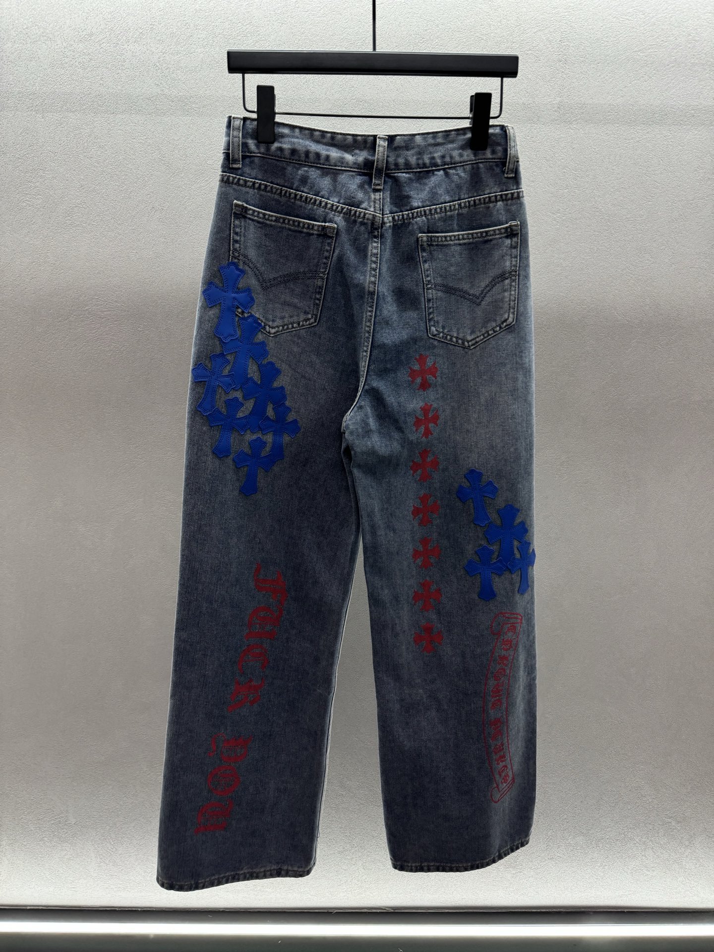 ￼ ❄️2025 Autumn and Winter❄️
！克罗*心泼墨十字架长裤，
皮质十字架工艺，质