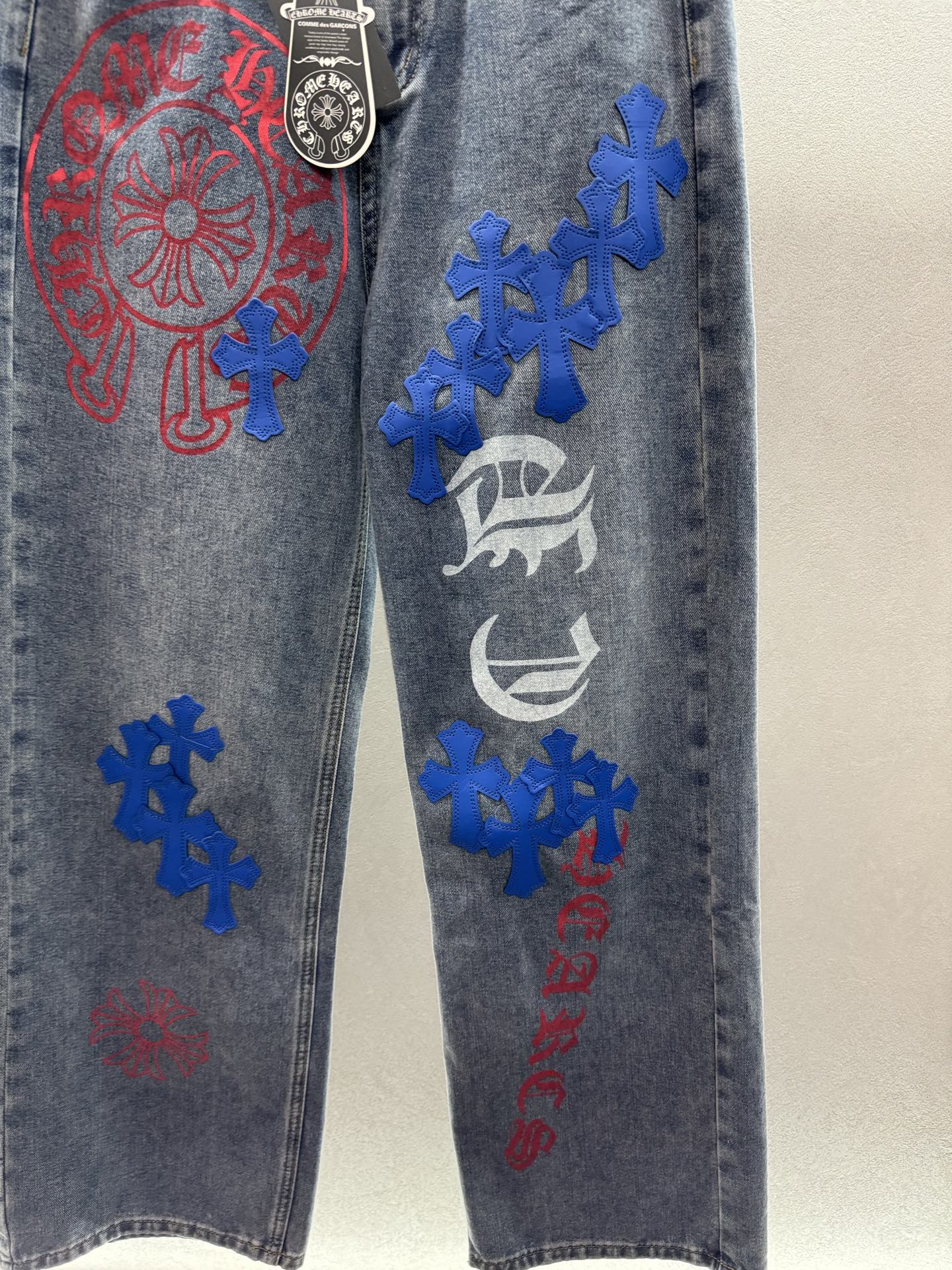 ￼ ❄️2025 Autumn and Winter❄️
！克罗*心泼墨十字架长裤，
皮质十字架工艺，质