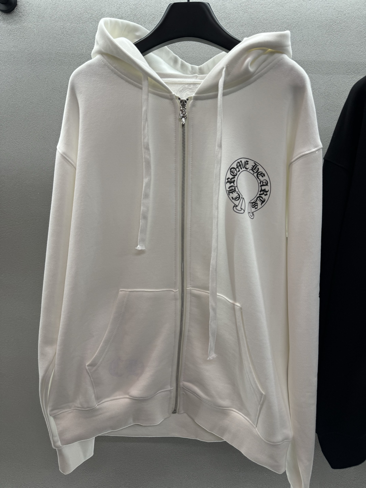 ￼ ❄️2025 Autumn and Winter❄️
！克罗*心，马蹄印花拉链连帽外套，
百搭不腻的