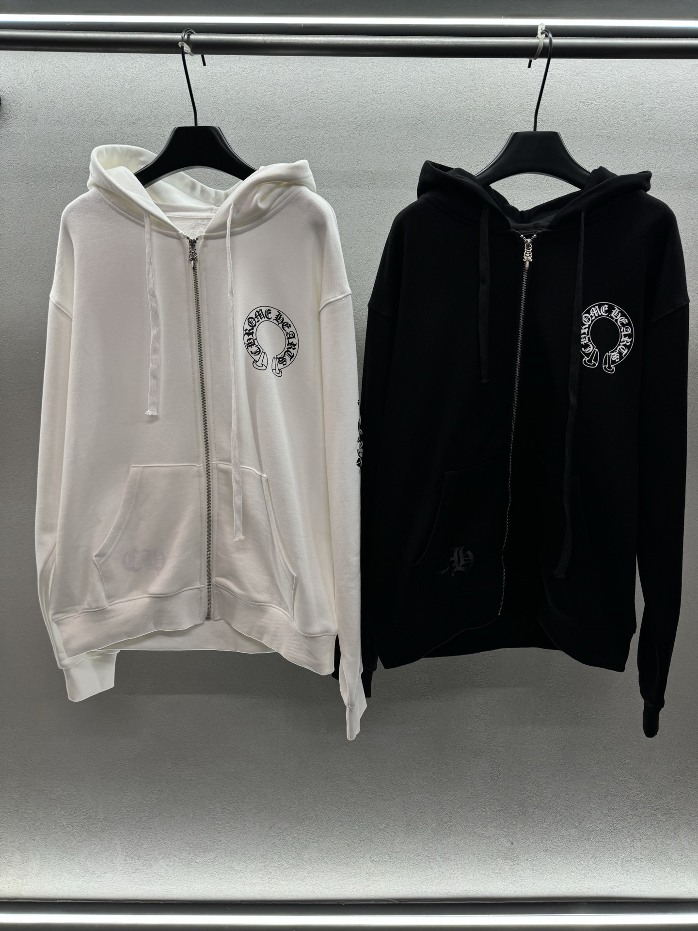 ￼ ❄️2025 Autumn and Winter❄️
！克罗*心，马蹄印花拉链连帽外套，
百搭不腻的