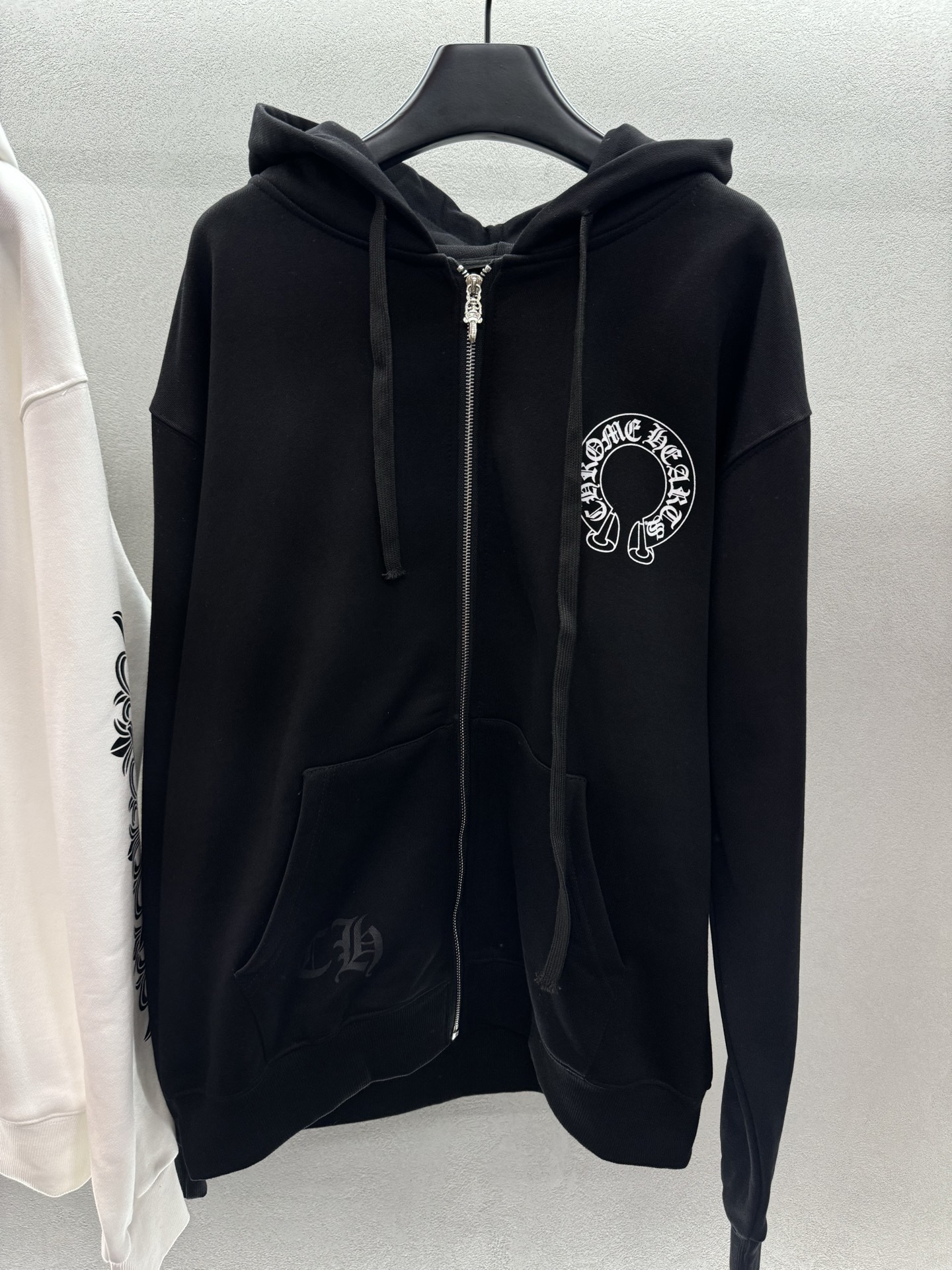 ￼ ❄️2025 Autumn and Winter❄️
！克罗*心，马蹄印花拉链连帽外套，
百搭不腻的