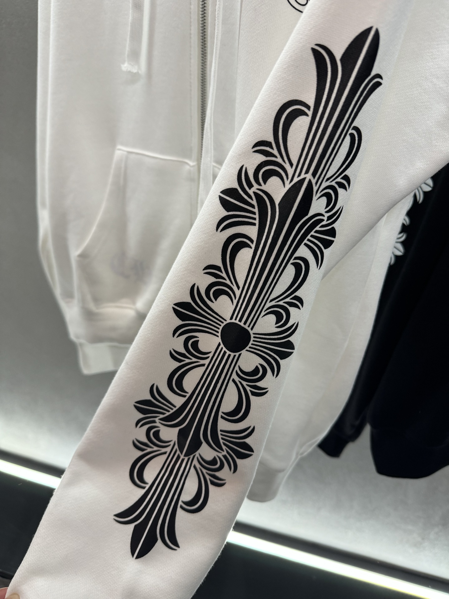 ￼ ❄️2025 Autumn and Winter❄️
！克罗*心，马蹄印花拉链连帽外套，
百搭不腻的