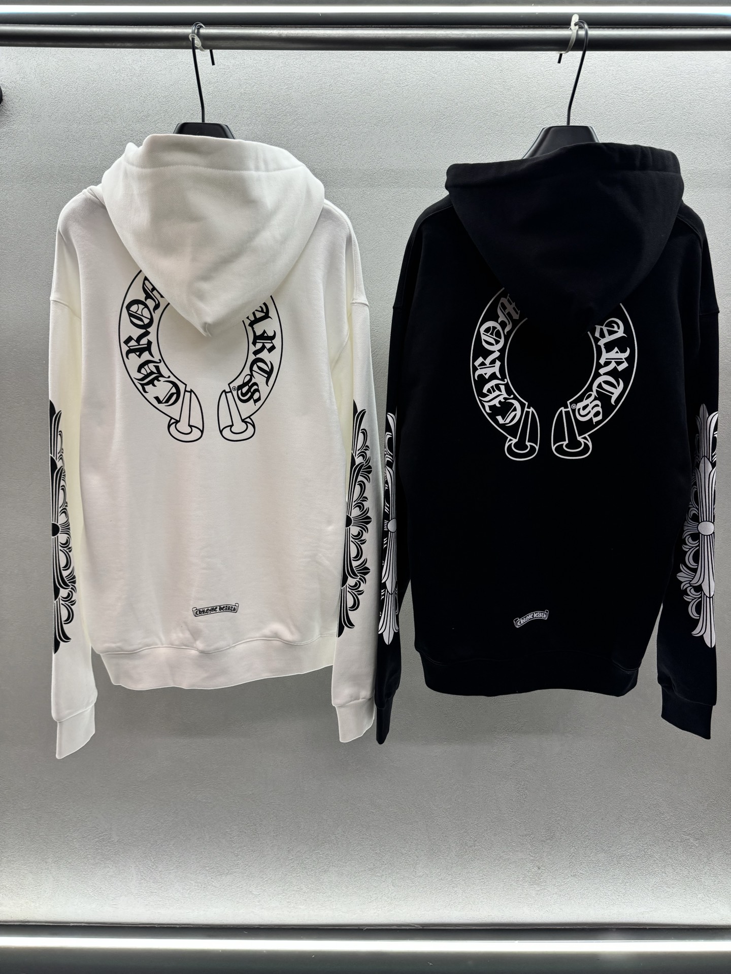 ￼ ❄️2025 Autumn and Winter❄️
！克罗*心，马蹄印花拉链连帽外套，
百搭不腻的