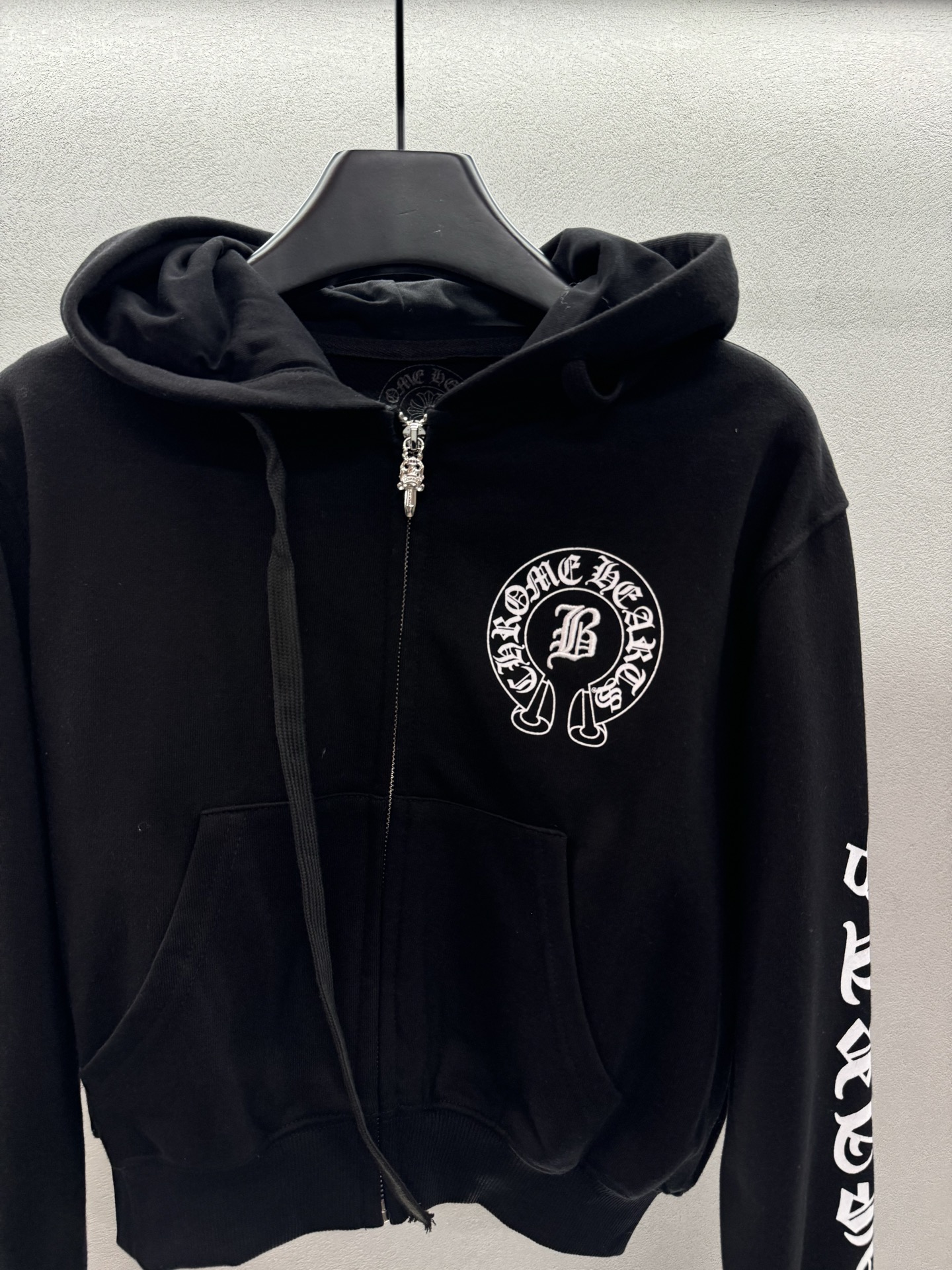 ￼ ￼ ❄️2025 Autumn and Winter❄️
！克罗*心，马蹄印花拉链连帽外套，
百搭不