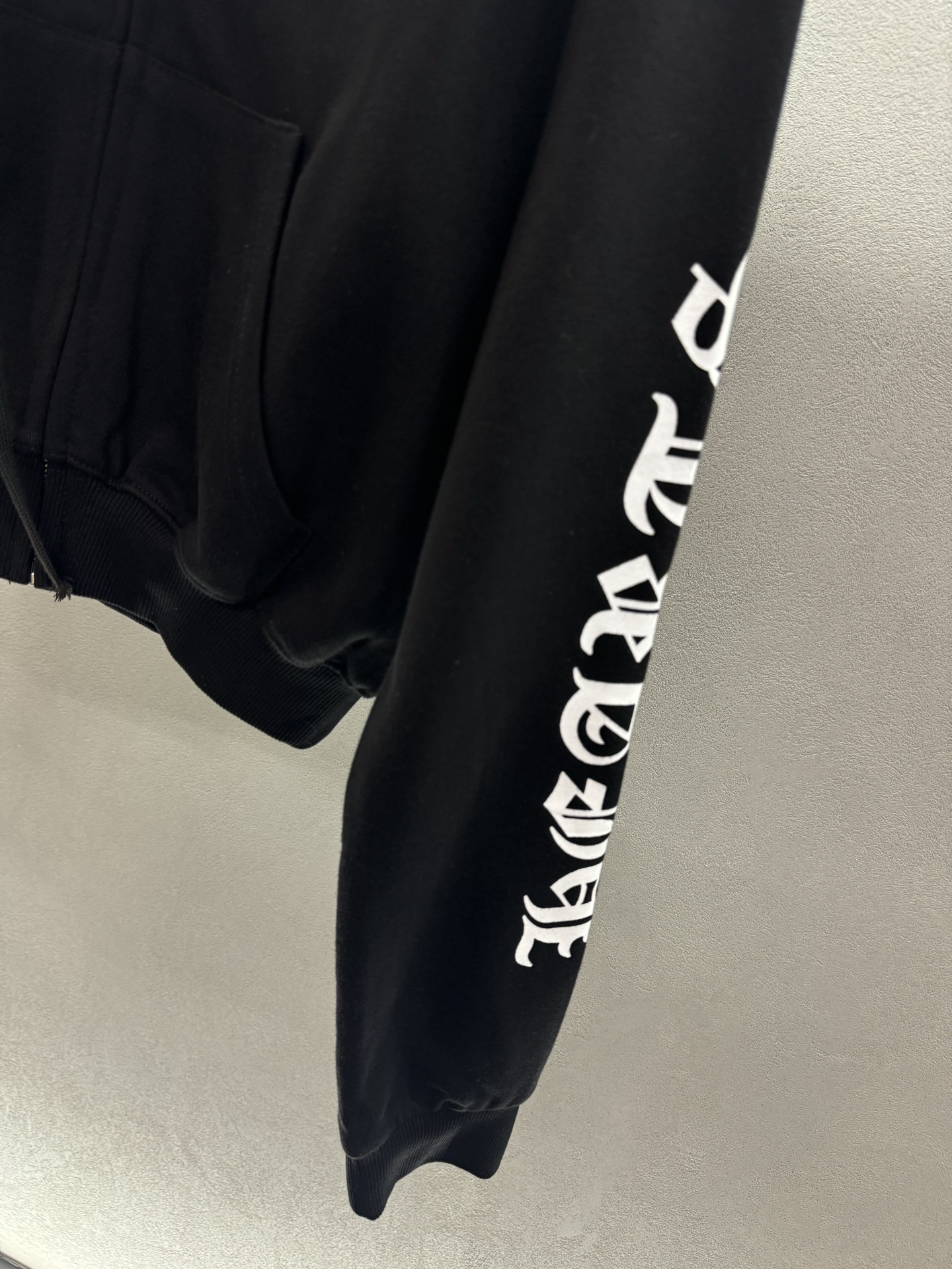 ￼ ￼ ❄️2025 Autumn and Winter❄️
！克罗*心，马蹄印花拉链连帽外套，
百搭不