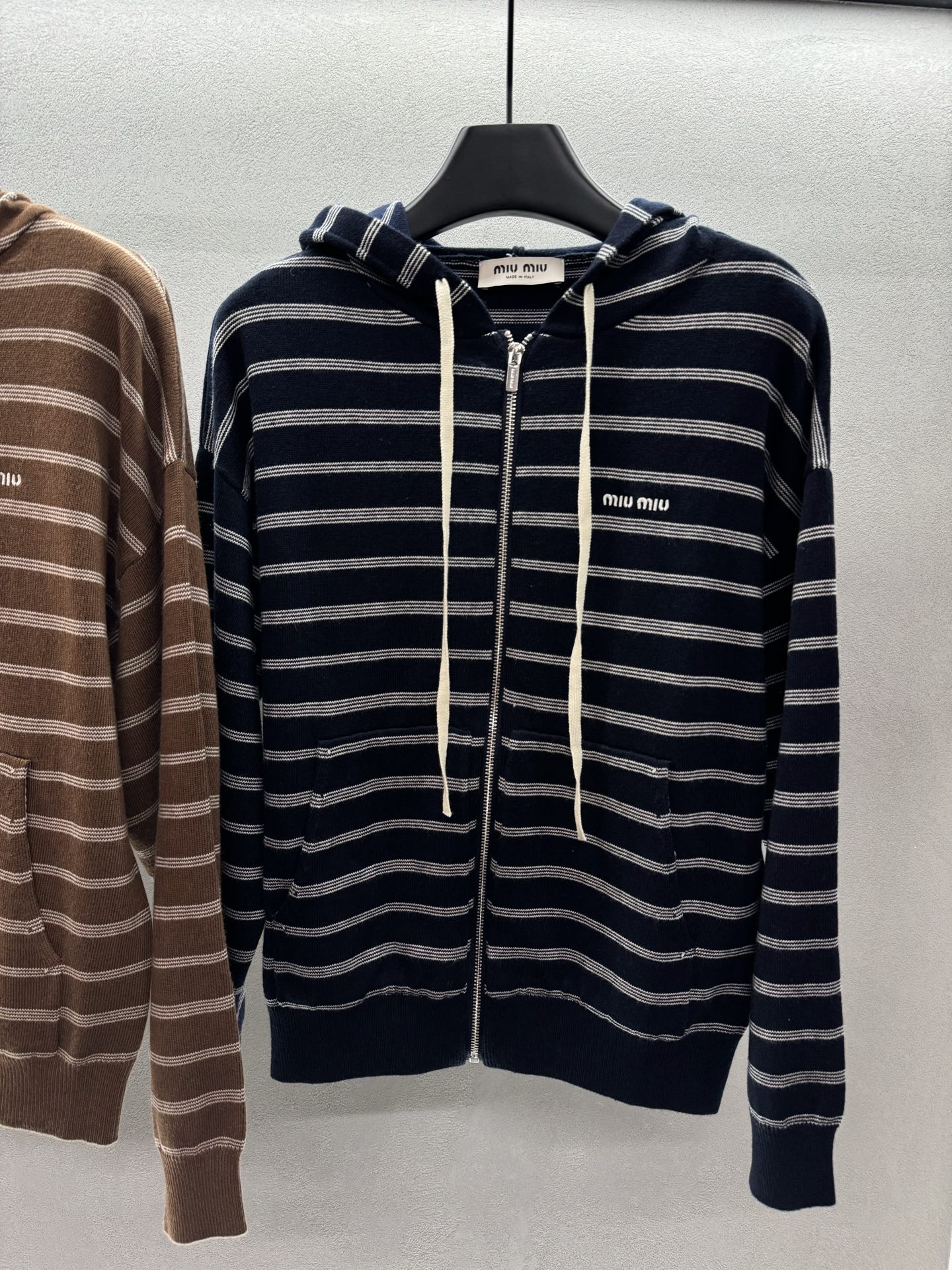 ￼ ❄️2025 Autumn and Winter❄️
！MiuMi*，条纹拉链连帽针织外套，
百搭不
